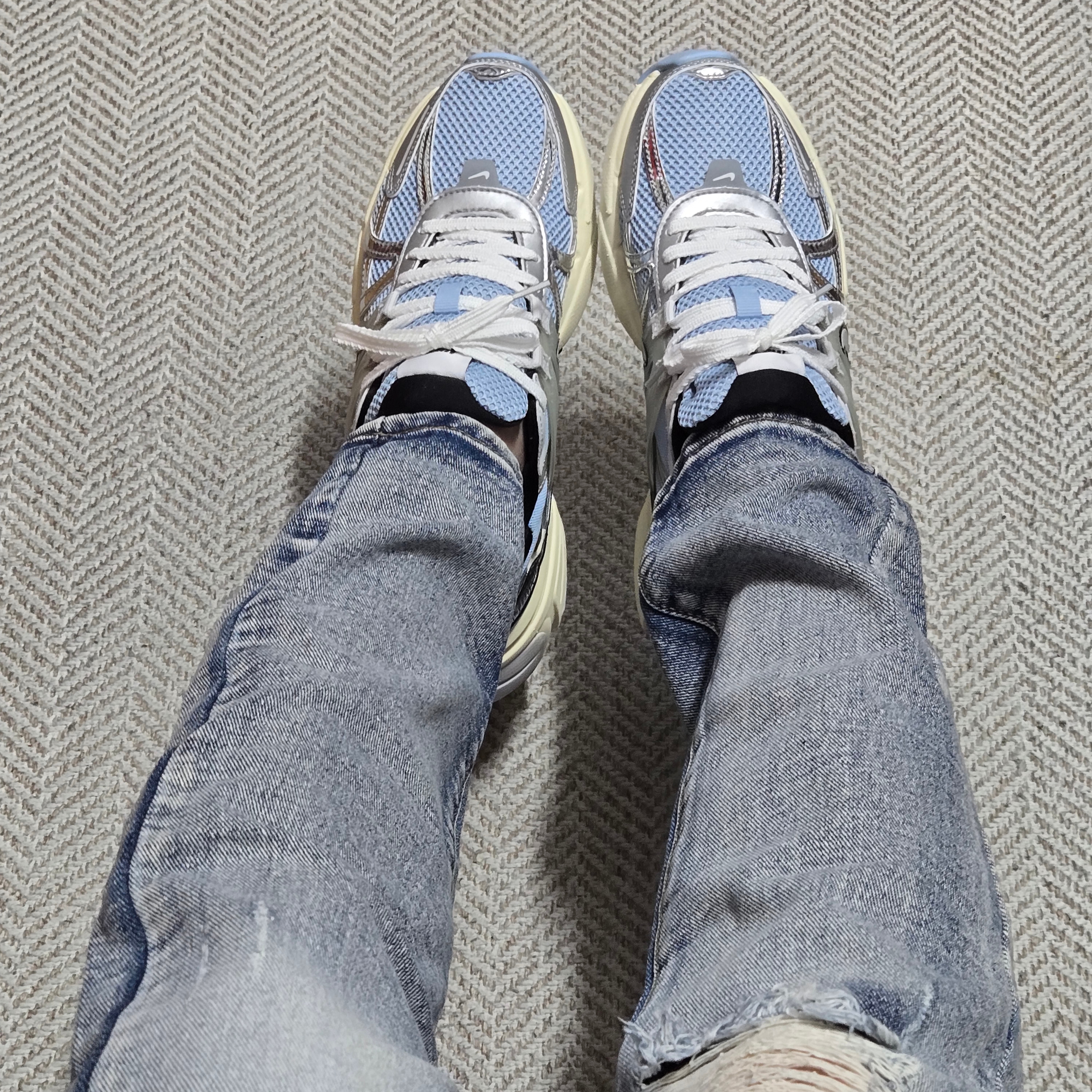 (W) Nike V2K Run Psychic Blue Black 착용 스타일 - 1