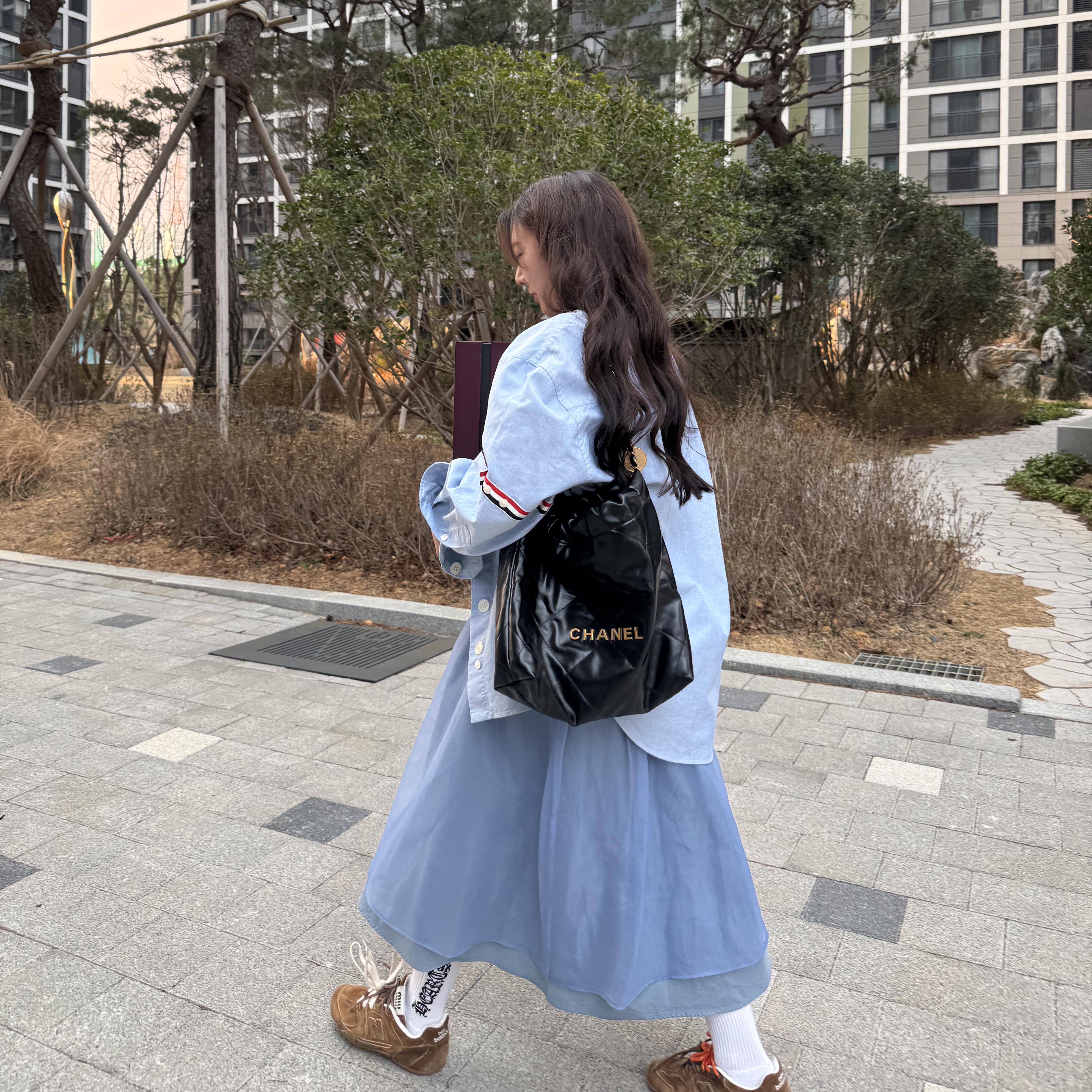 (W) 톰브라운 RWB 스트라이프 디테일 셔츠 라이트 블루, (W) 뉴발란스 x 미우 미우 530 스웨이드 메쉬 스니커즈 시나몬 착용 스타일 - 1