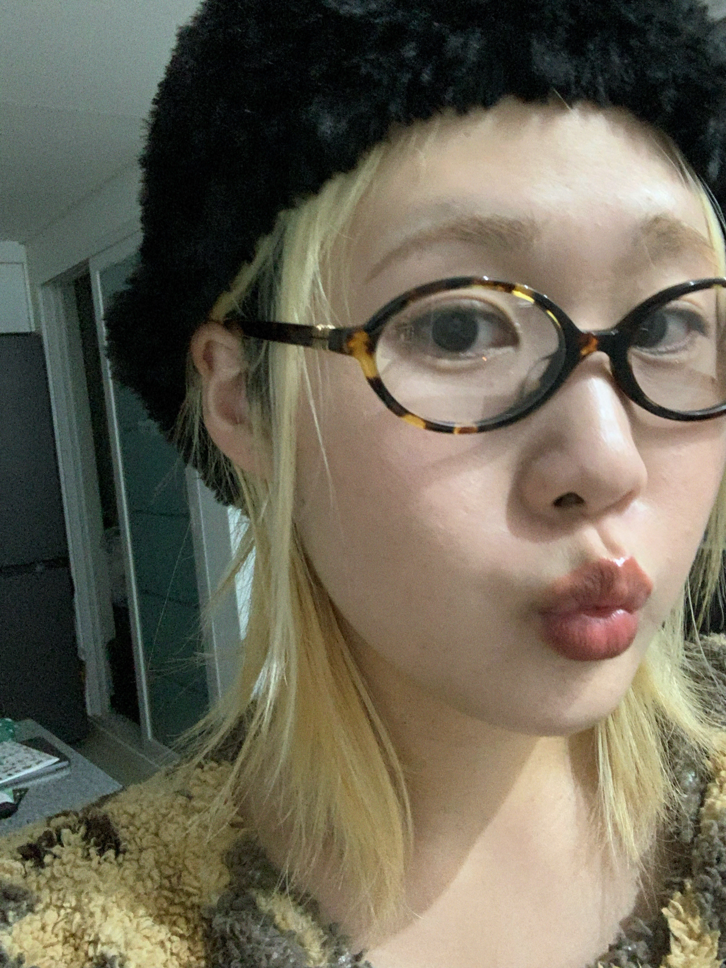 (W) 미우 미우 리가드 선글라스 블루 렌즈 허니 톨토이즈쉘 아세테이트 스탠다드 핏, (W) 미우 미우 리가드 선글라스 블루 렌즈 허니 톨토이즈쉘 아세테이트 얼터너티브 핏 착용 스타일 - 2