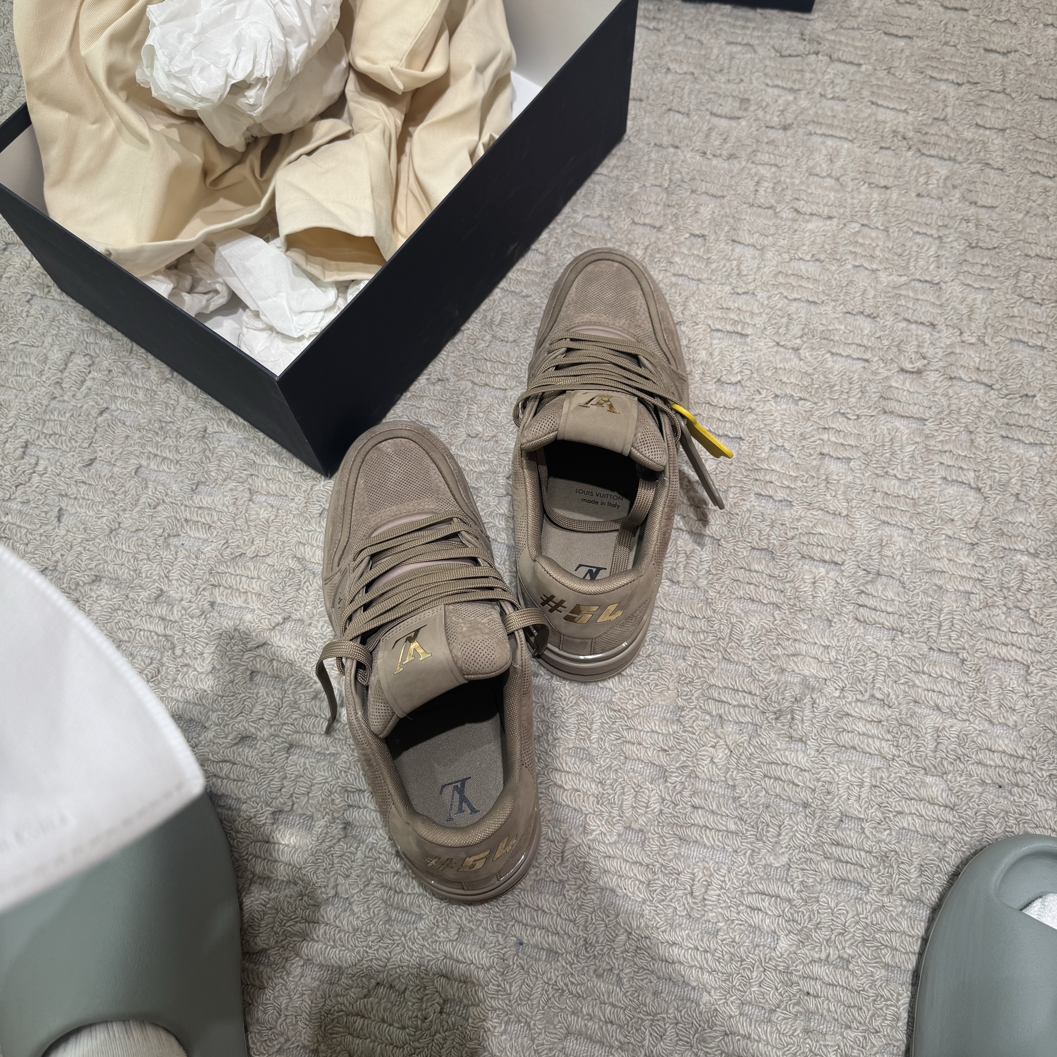 Louis Vuitton LV Trainer Sneakers Taupe Brown, Louis Vuitton LV Trainer Sneakers Brown 착용 스타일 - 1