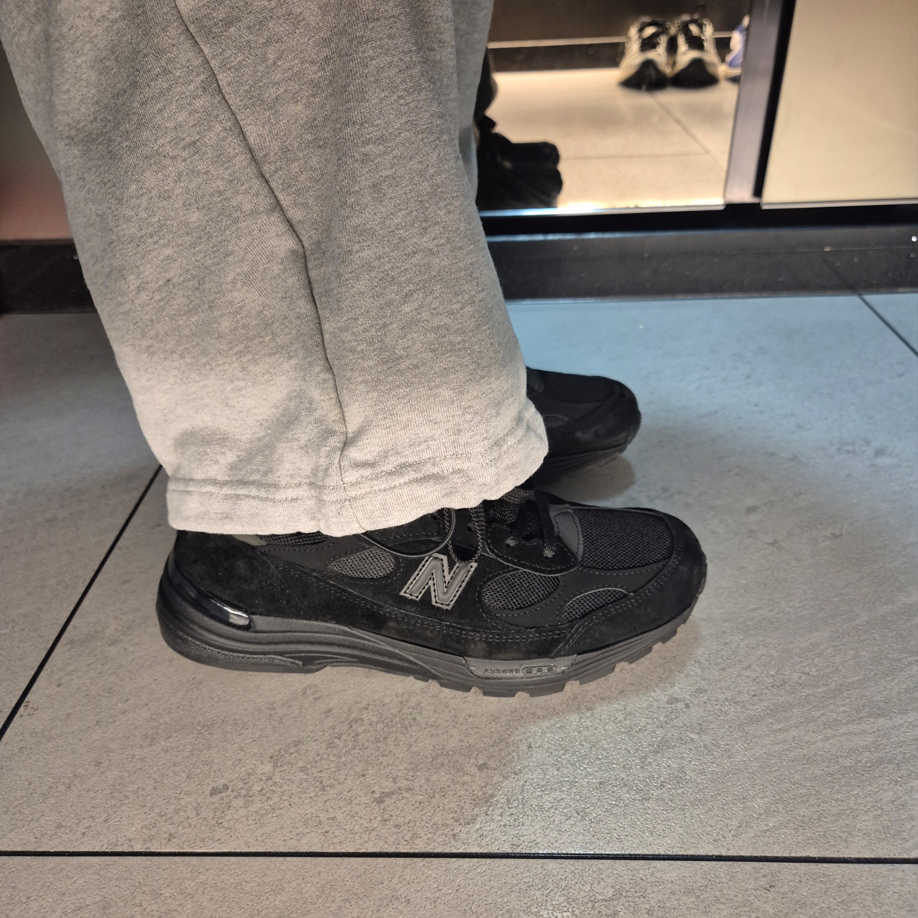 New Balance 992 Made in USA Core Black 착용 스타일 - 3