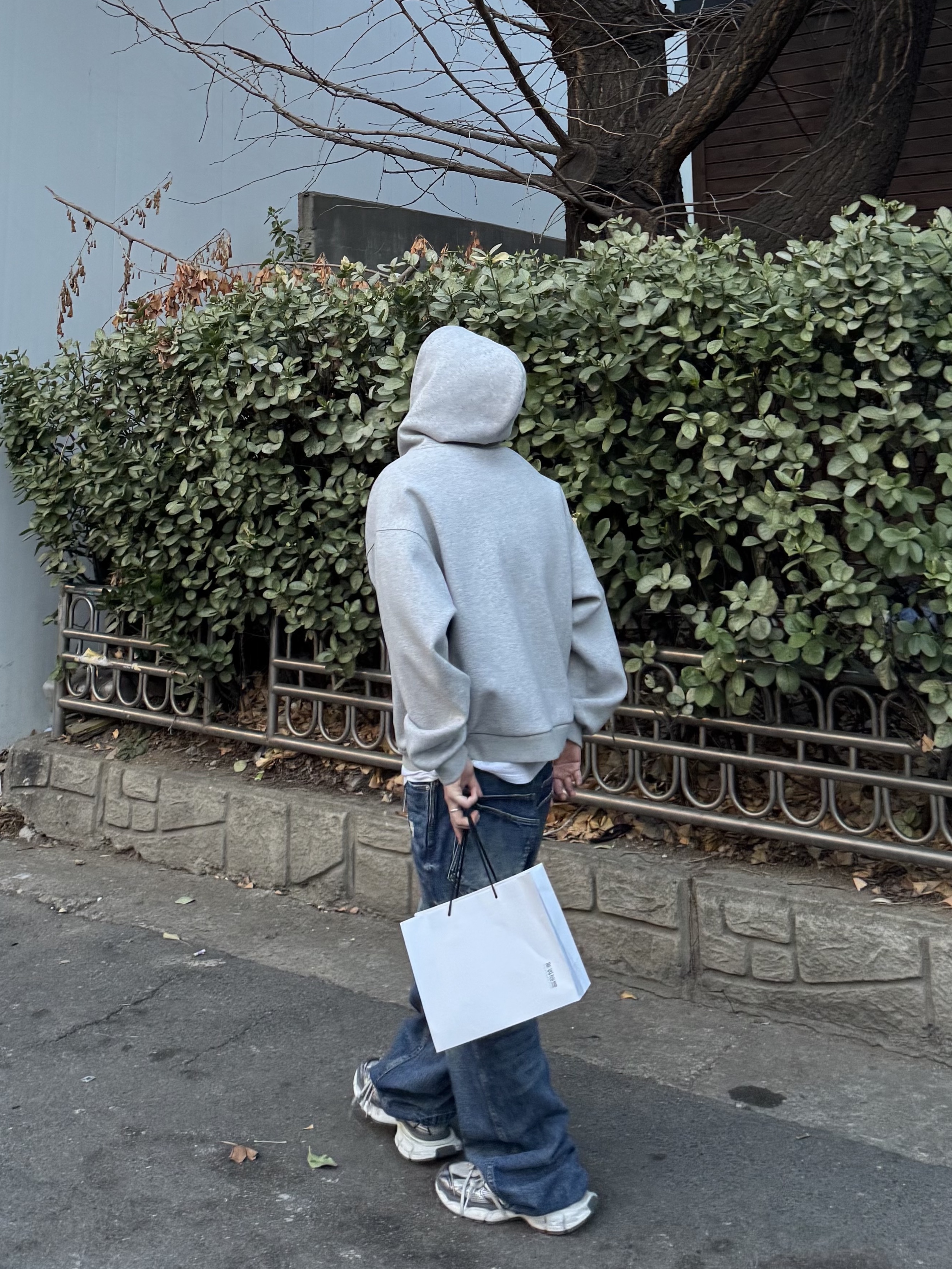 Nonnod Scuba Zip Hoodie Grey, Nonnod Double Pocket Japanese Denim Mid Blue 착용 스타일 - 1