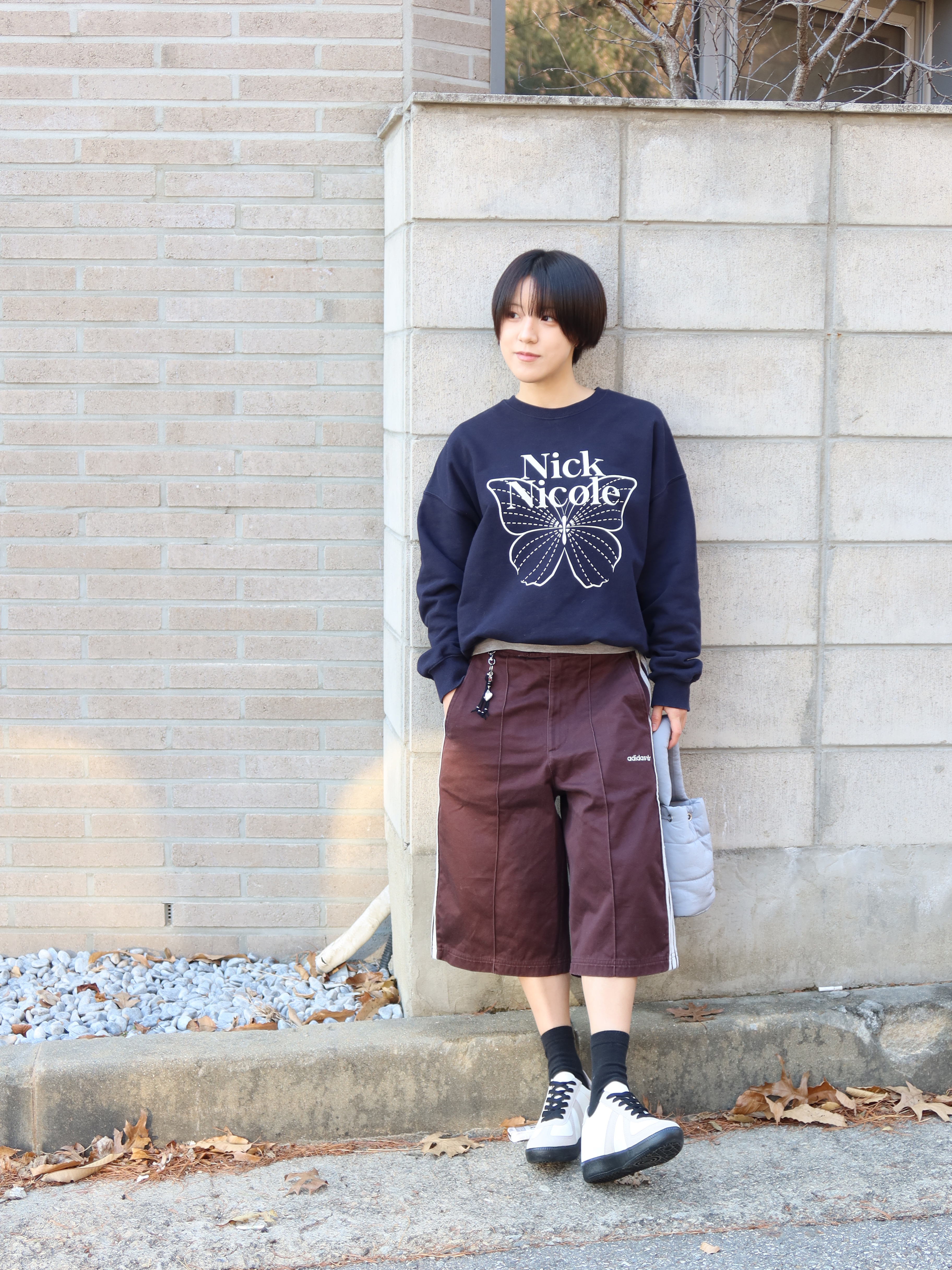 Adidas 80s Loose Buttoned 3-Stripes 11 Inch Bermuda Shorts Shadow Brown - KR Sizing 착용 스타일