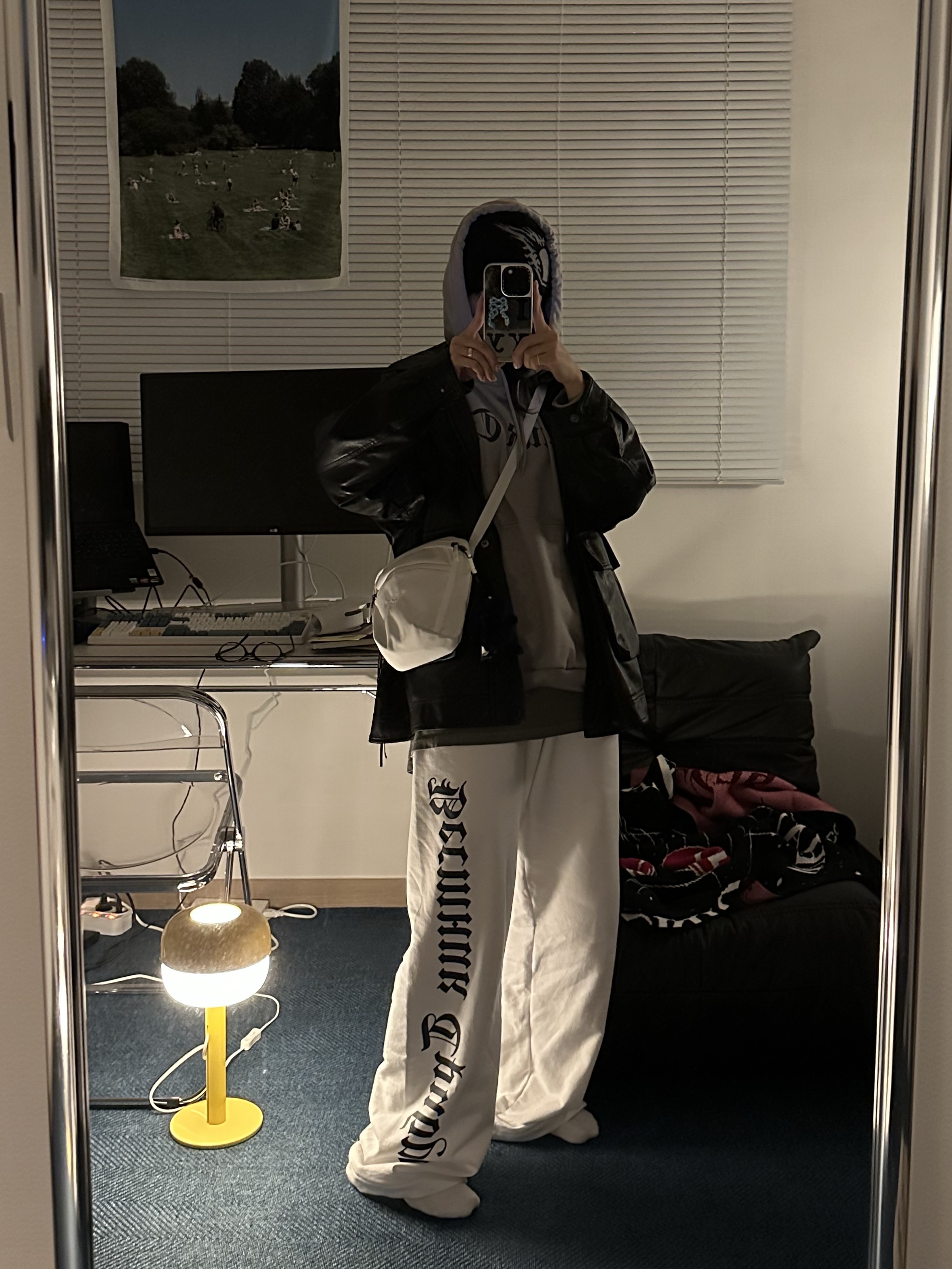 Yeezy x Gosha Rubchinskiy Tribune Herald HD-01 Hoodie Mocha, Yeezy x Gosha Rubchinskiy Tribune Herald SP-01 Pants White 착용 스타일 - 3