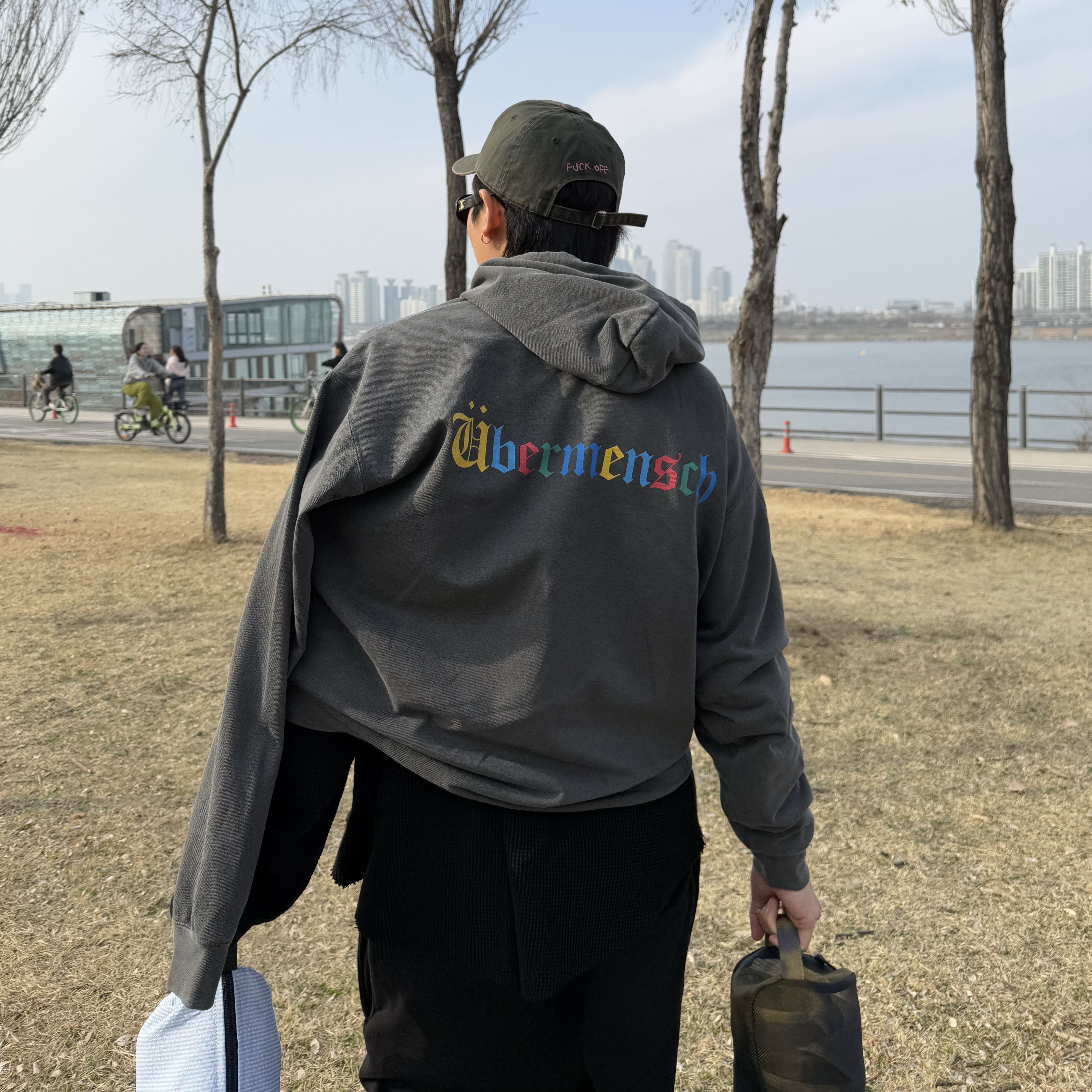 지드래곤 위버멘쉬 후드 차콜 착용 스타일 - 1