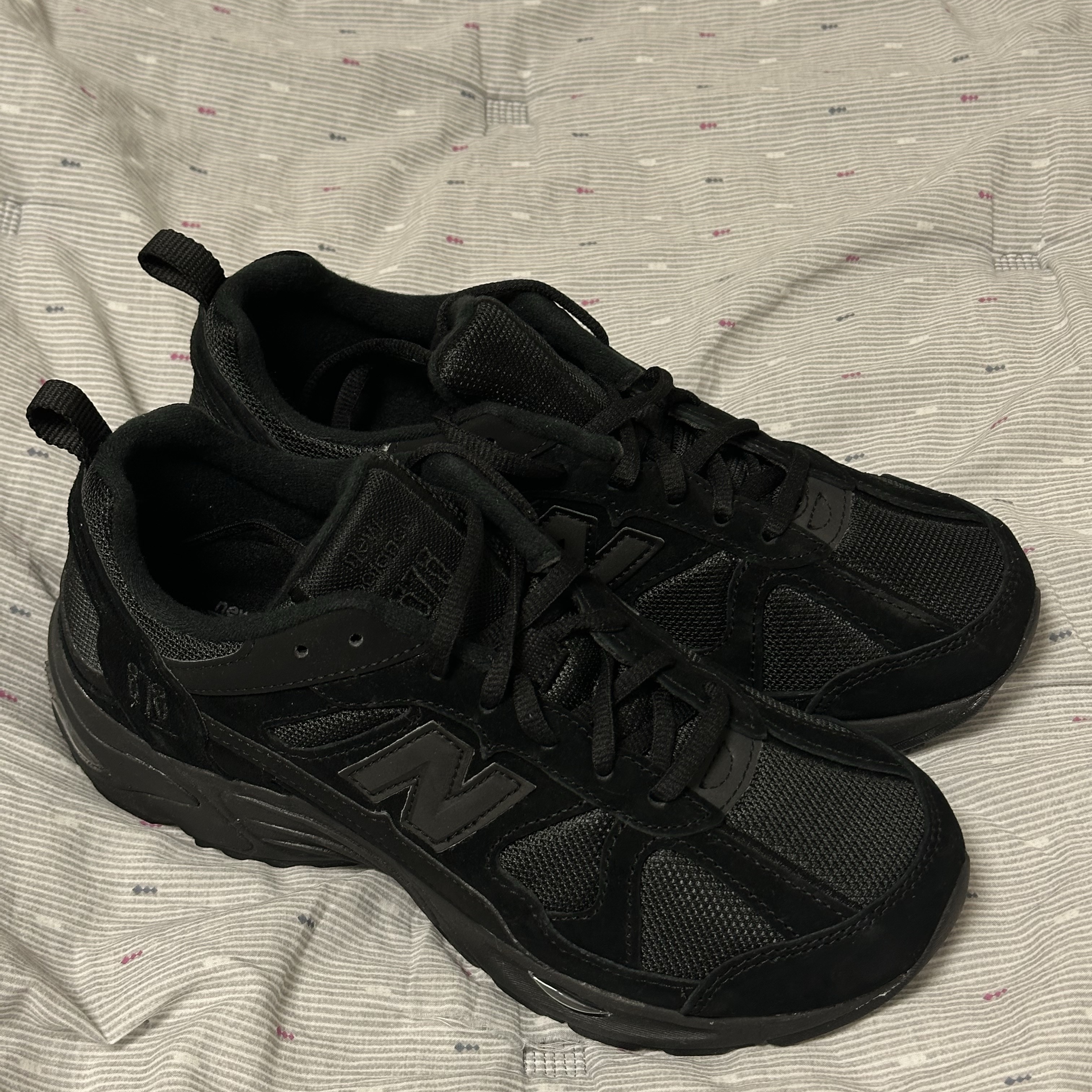 New Balance 878 Triple Black 착용 스타일 - 1