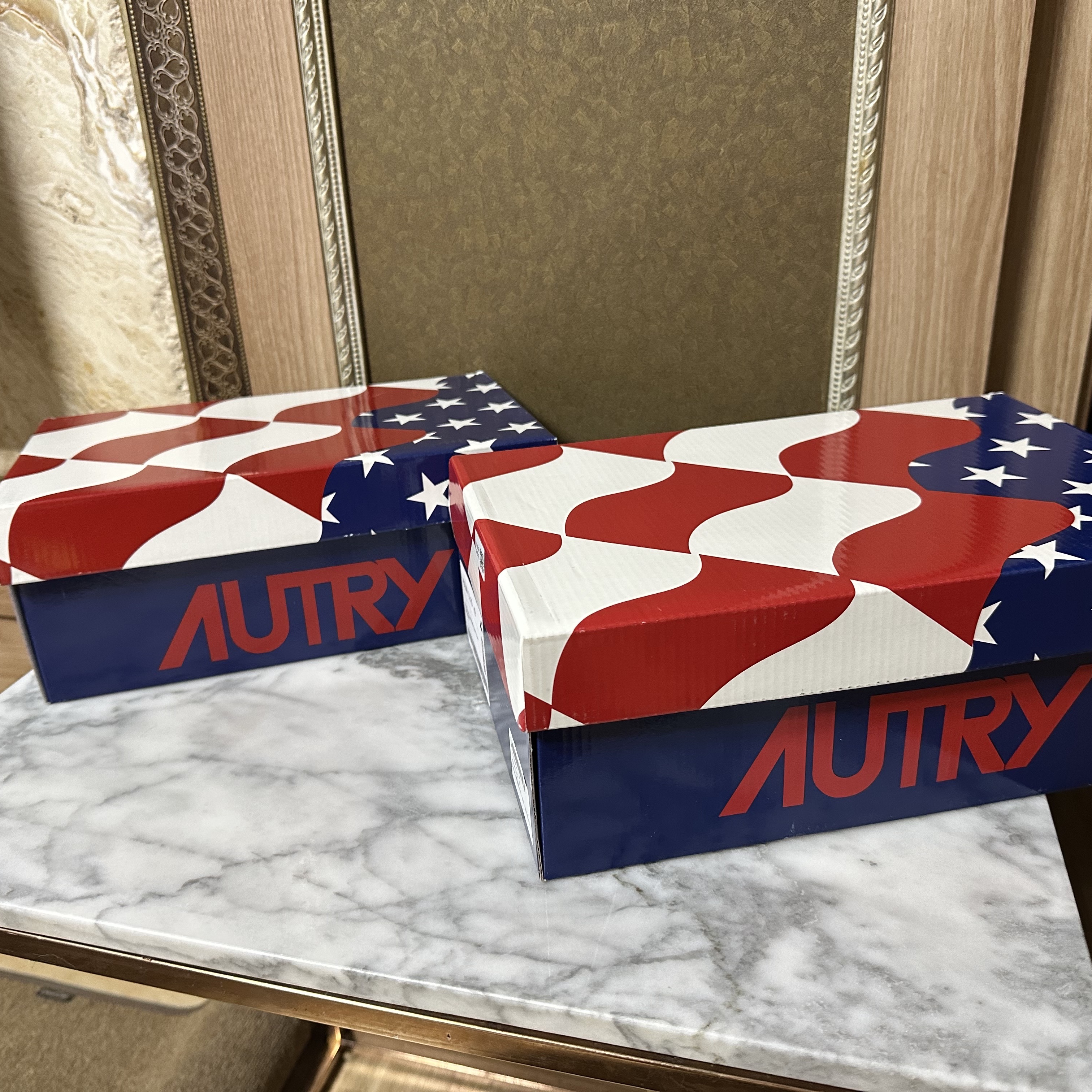 (W) Autry Medalist Low Leather Sneakers White, Autry Medalist Low Leather Sneakers White 착용 스타일 - 2