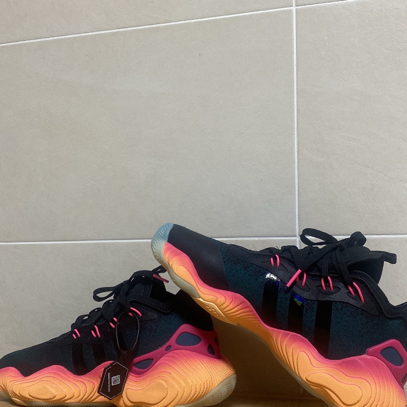 Adidas Trae Young 3 Core Black Acid Orange 착용 스타일 - 2