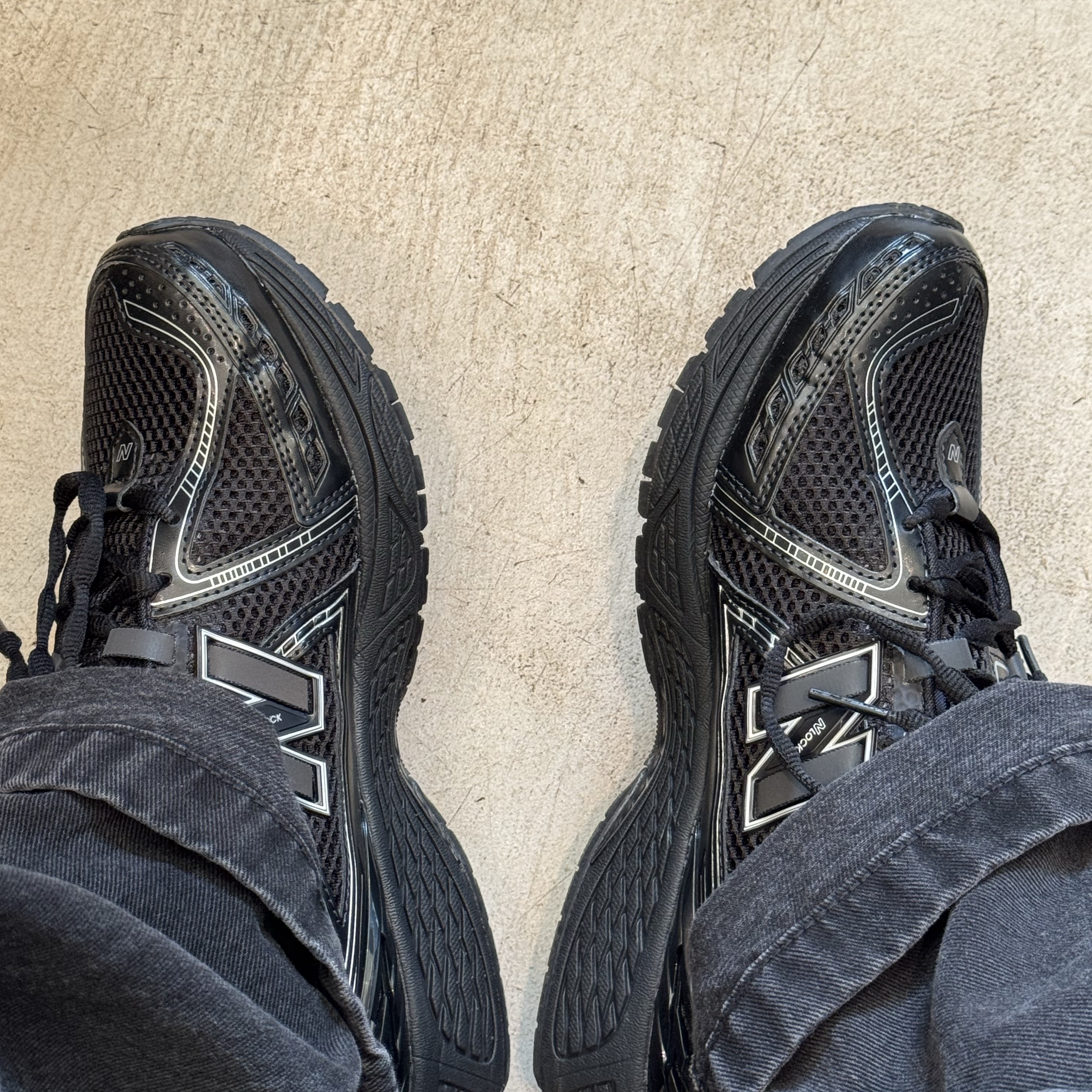 New Balance 1906R Black Silver Metallic 착용 스타일 - 1