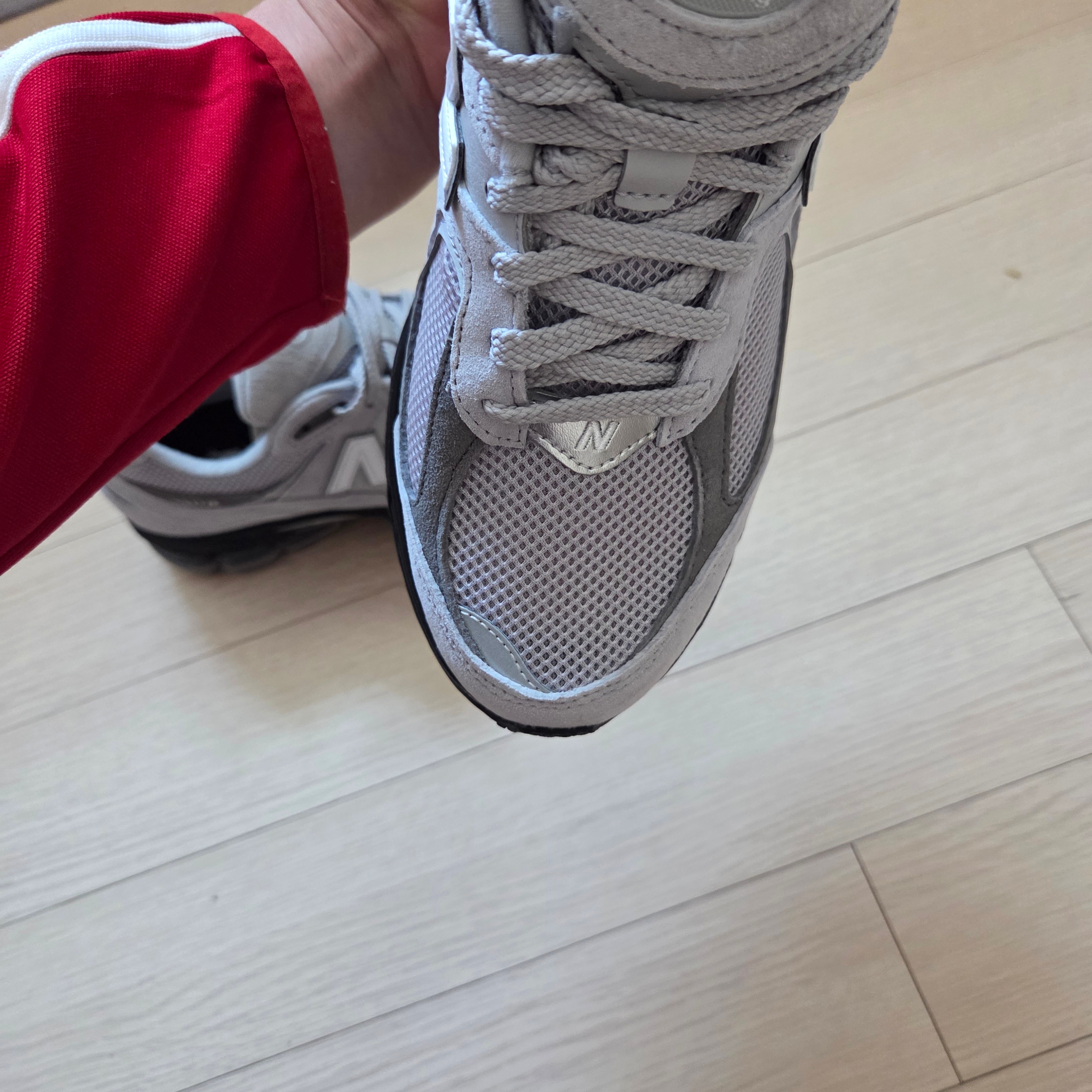 New Balance 2002R Grey Black - JD Sports Exclusive 착용 스타일 - 4