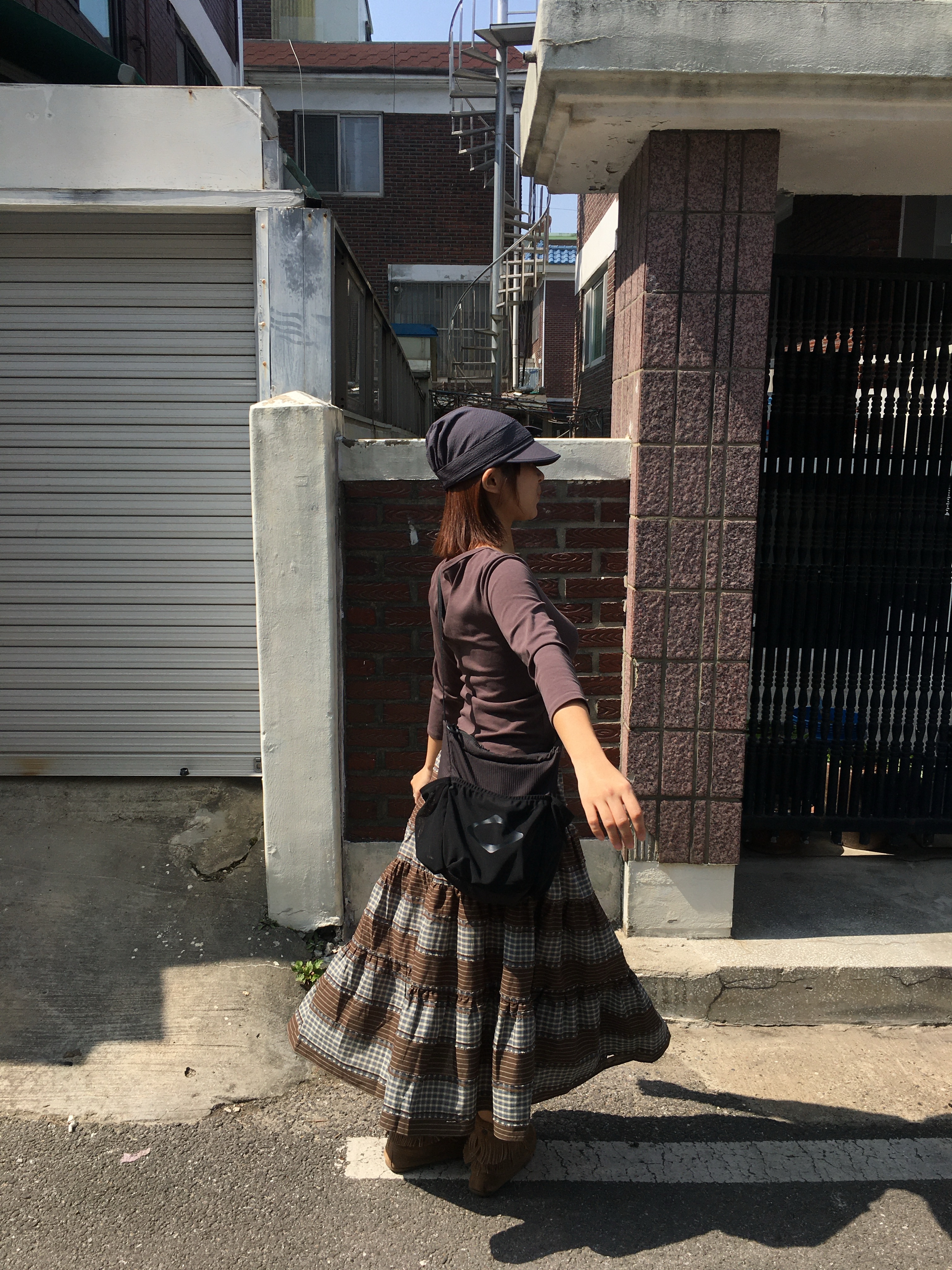 COYSEIO Ribbon Tie Cap Charcoal, Mischief Mesh Pocket Cross Bag Black 착용 스타일