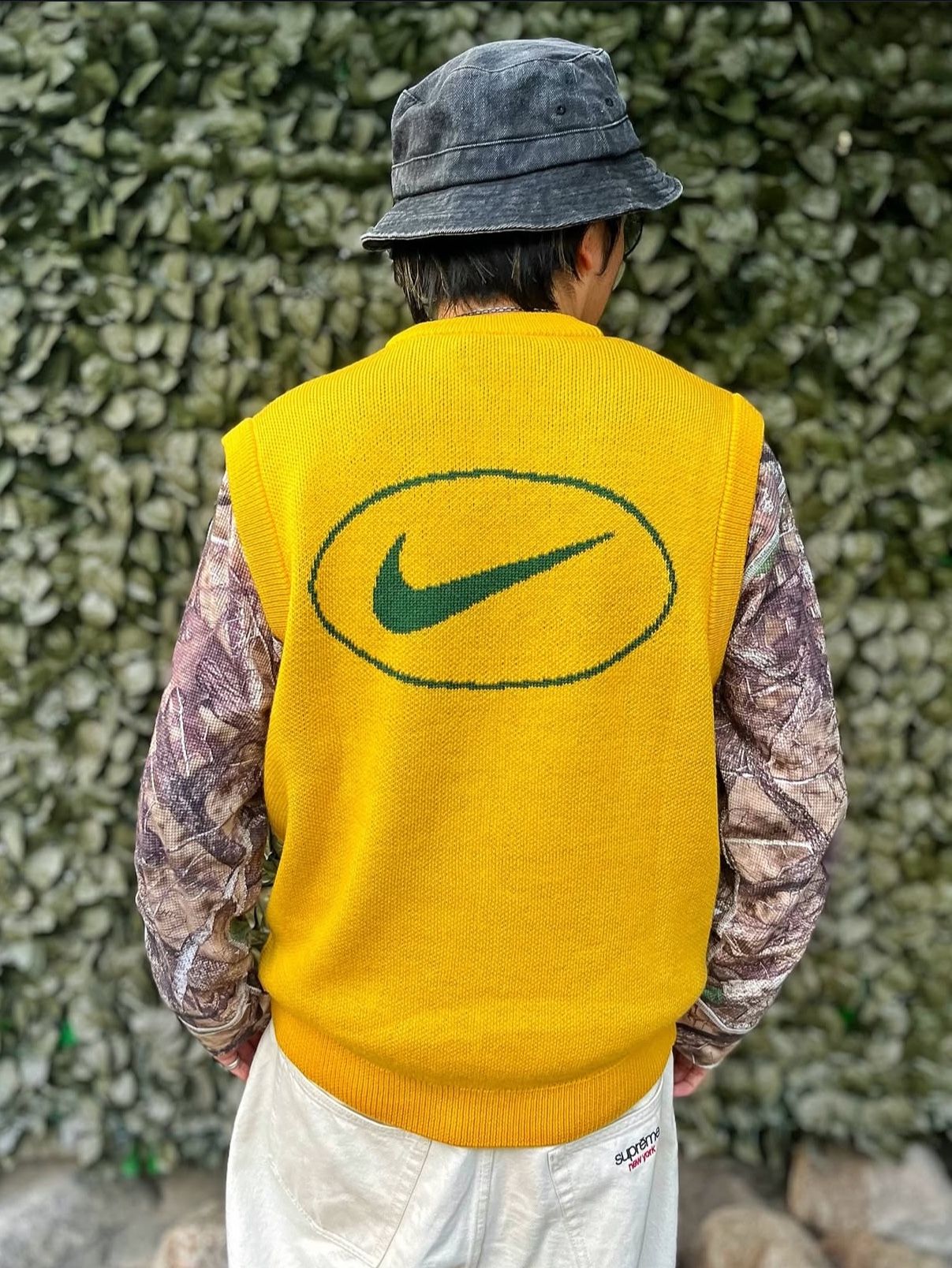 Supreme x Nike Sweater Vest Yellow - 25SS 착용 스타일