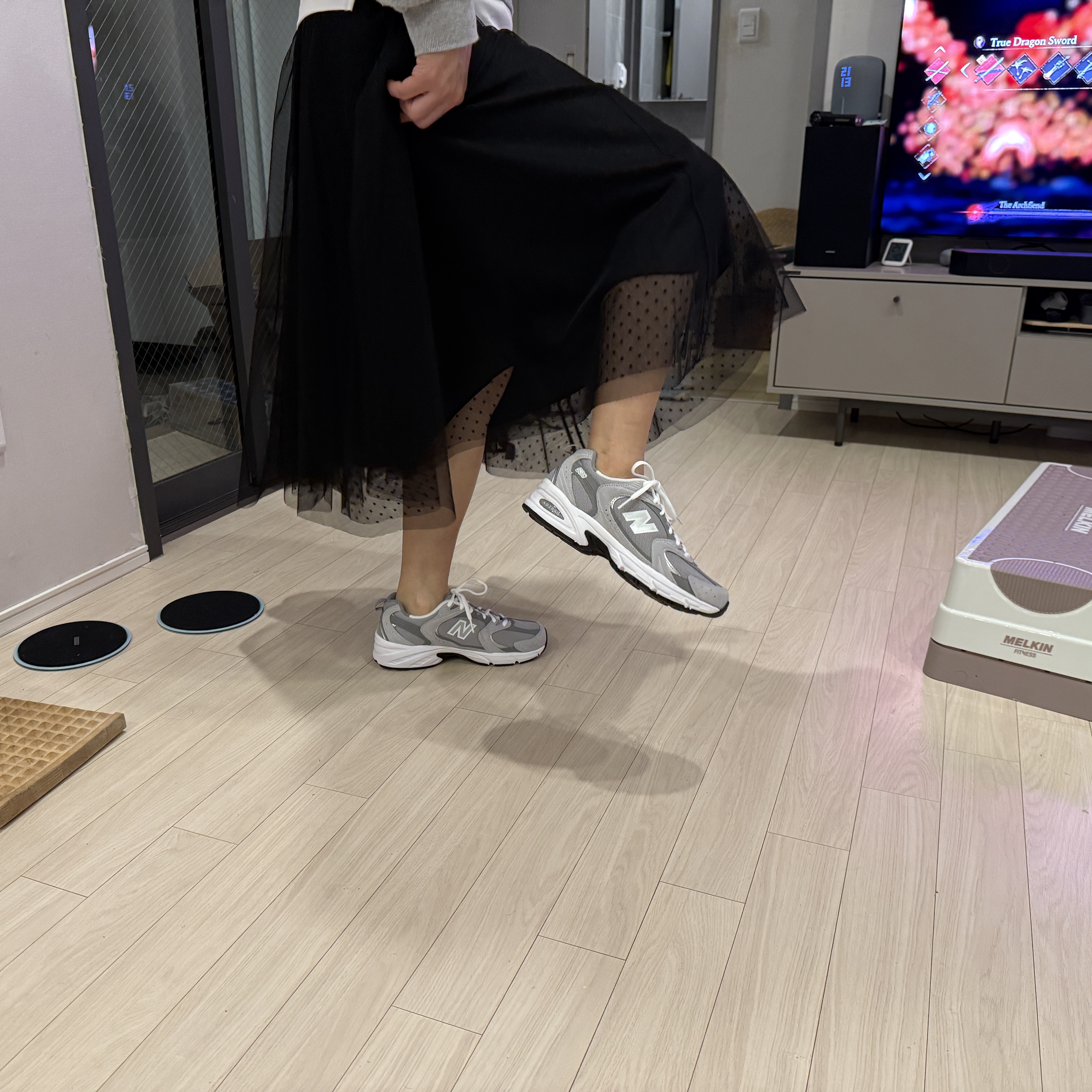 New Balance 530 Grey 착용 스타일