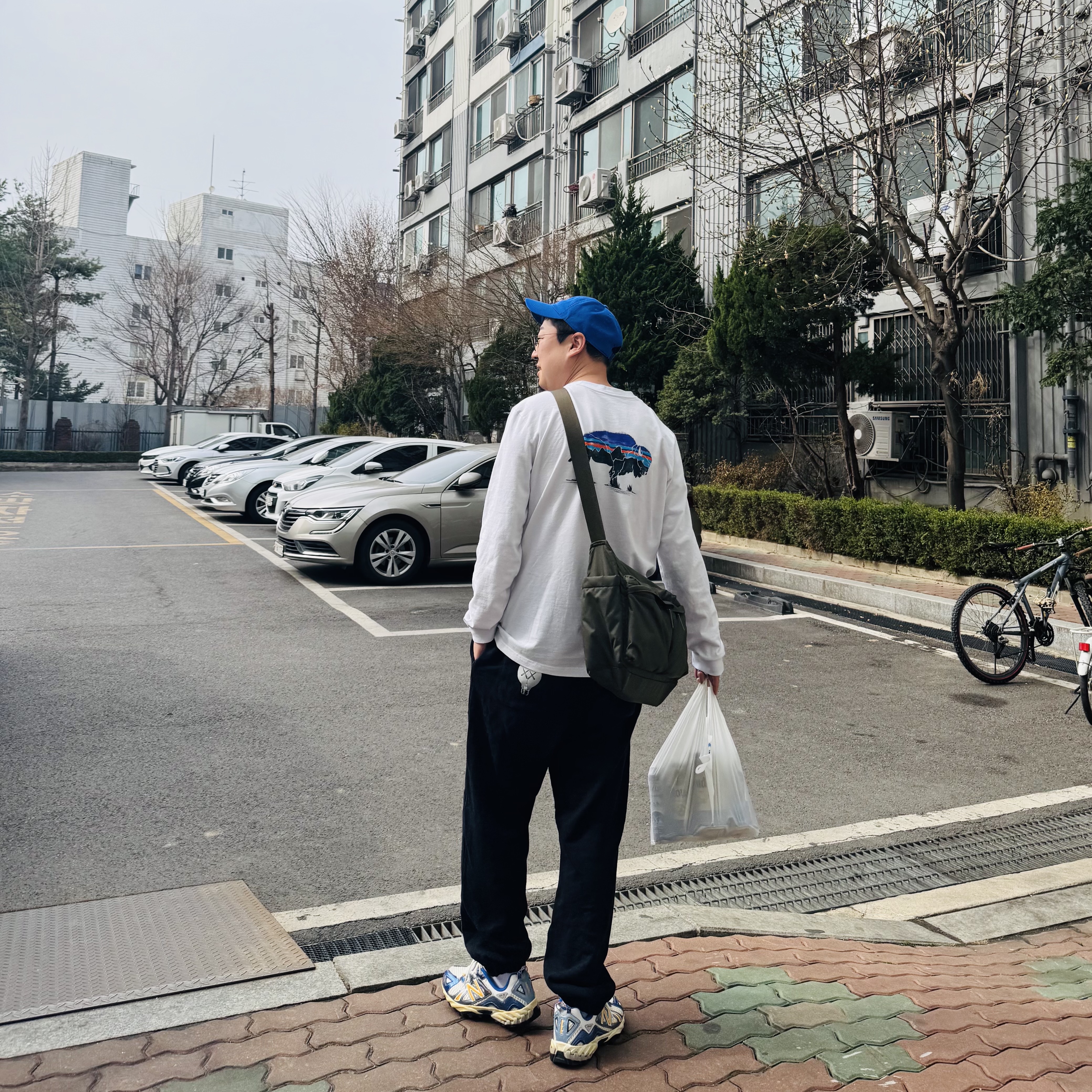 Nike Club Unstructured Futura Washed Cap Game Royal, Uniqlo Multi Pocket Shoulder Bag Olive 착용 스타일 - 1