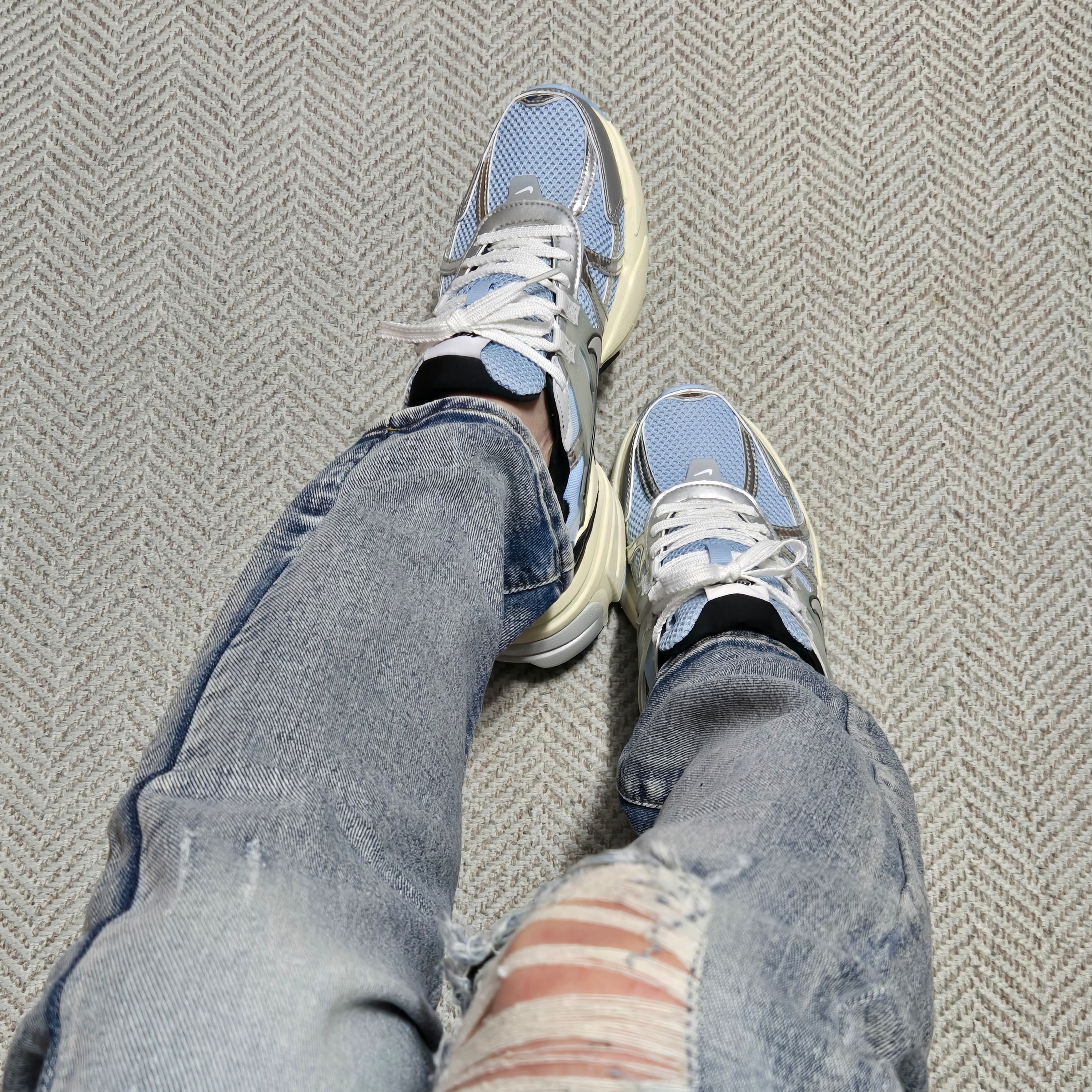 (W) Nike V2K Run Psychic Blue Black 착용 스타일 - 2