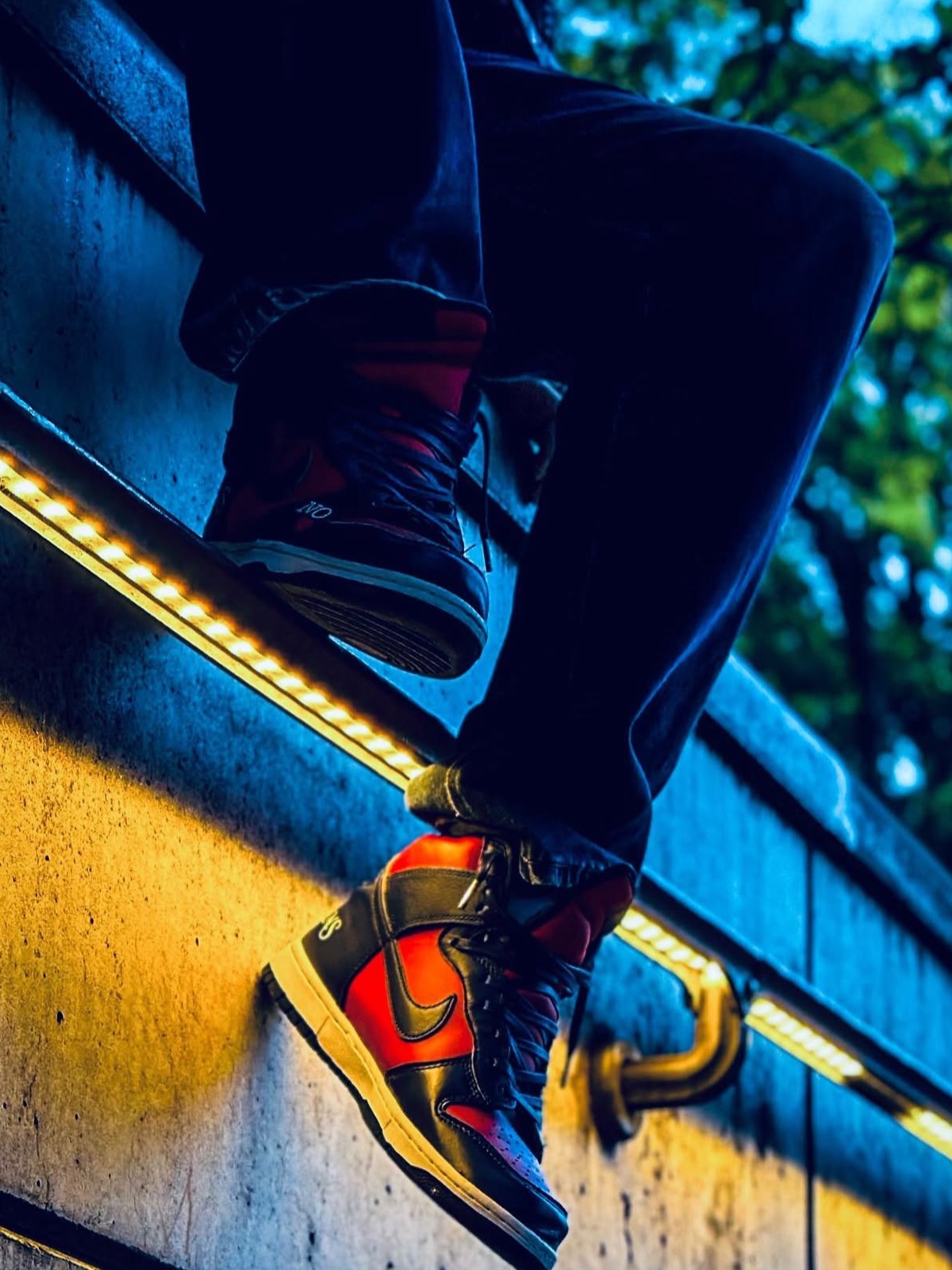 Nike x Supreme SB Dunk High OG QS By Any Means Varsity Red Midnight Navy 착용 스타일 - 4