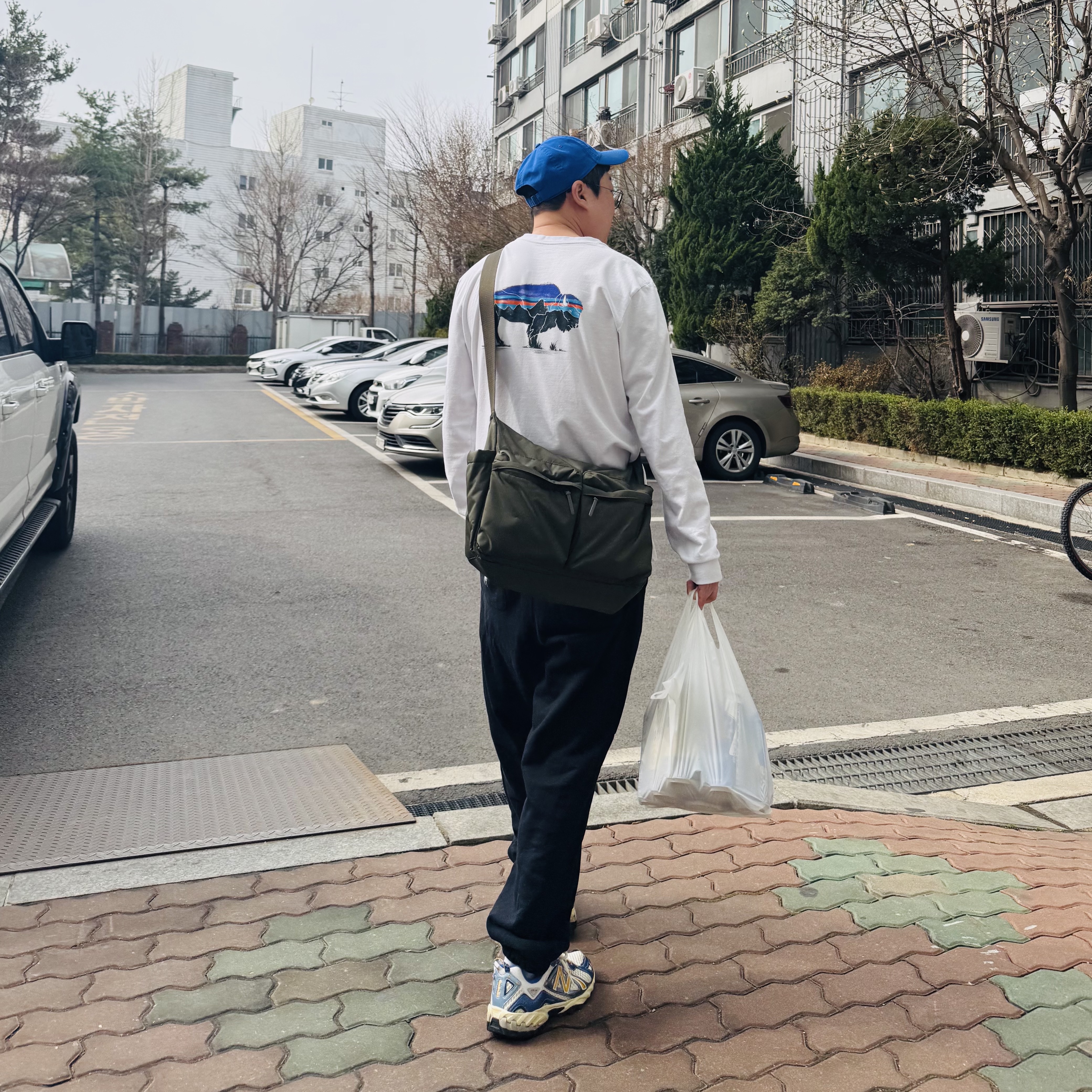 Nike Club Unstructured Futura Washed Cap Game Royal, Uniqlo Multi Pocket Shoulder Bag Olive 착용 스타일 - 2