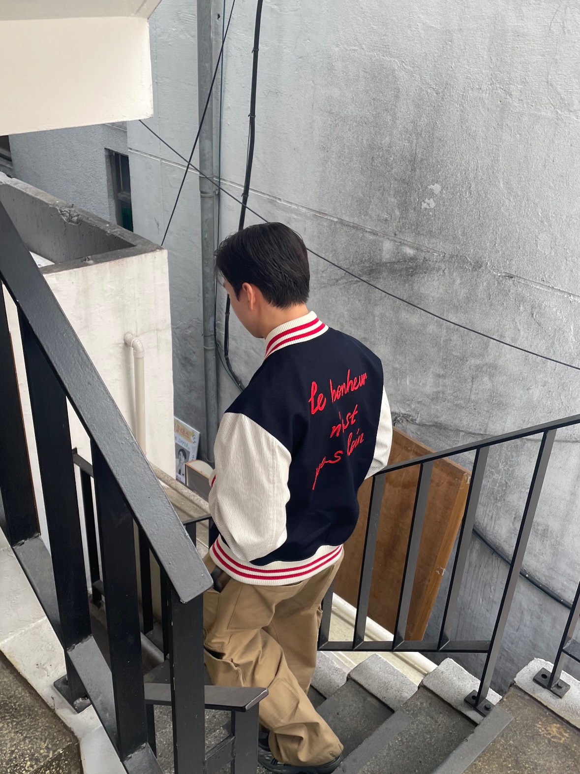 STU Embroidery Wool Stripe Varsity Navy 착용 스타일 - 2