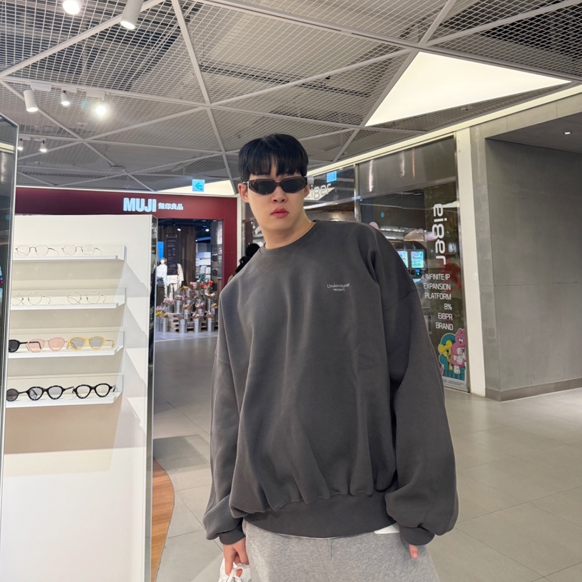 Undermycar Mu.14 Anti Fxxking Logo Play Oversized Bonded Sweat Shirts Black, Jordan 1 x Travis Scott x Fragment Retro High OG SP Military Blue 착용 스타일 - 1