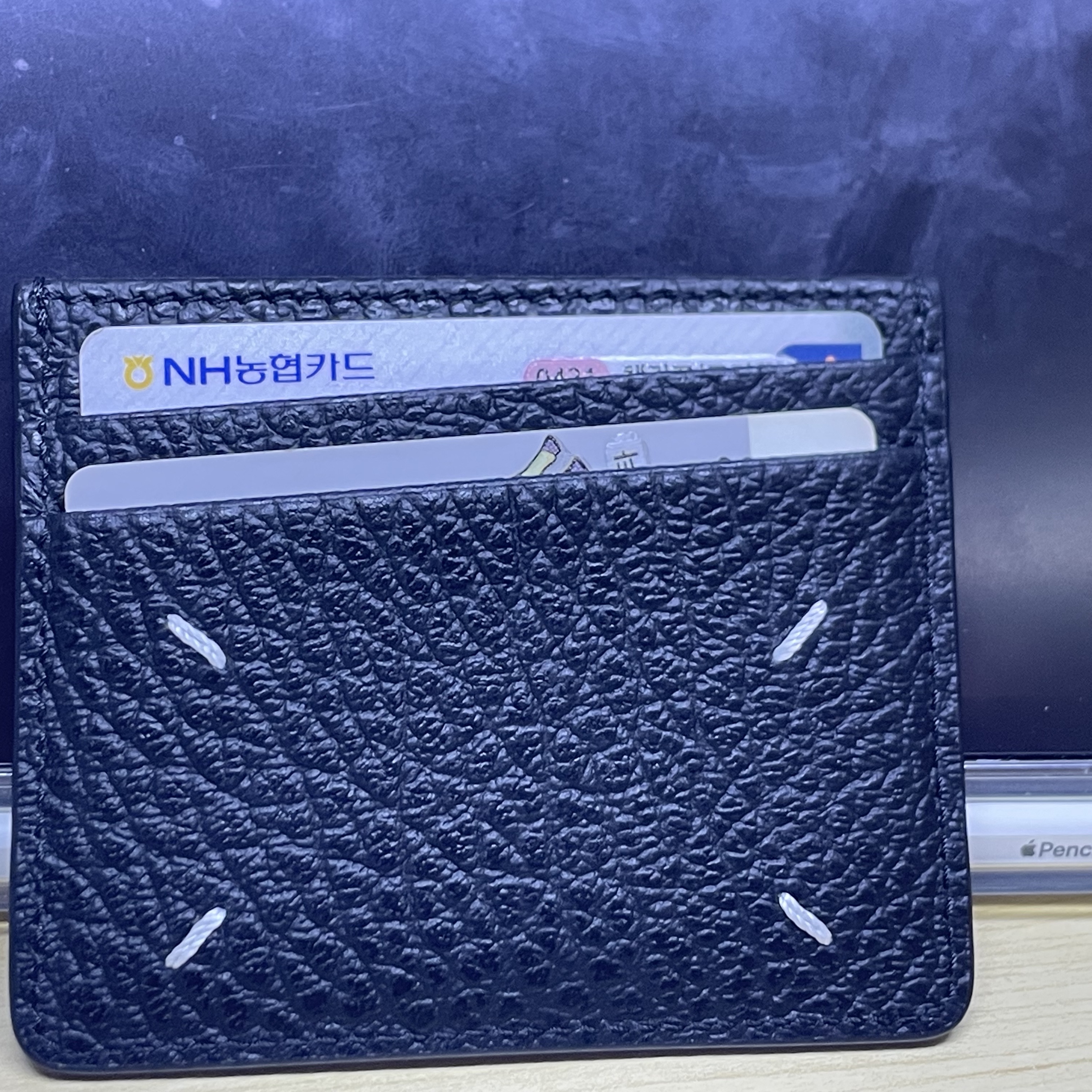 Maison Margiela Stitch Card Holder Black 착용 스타일