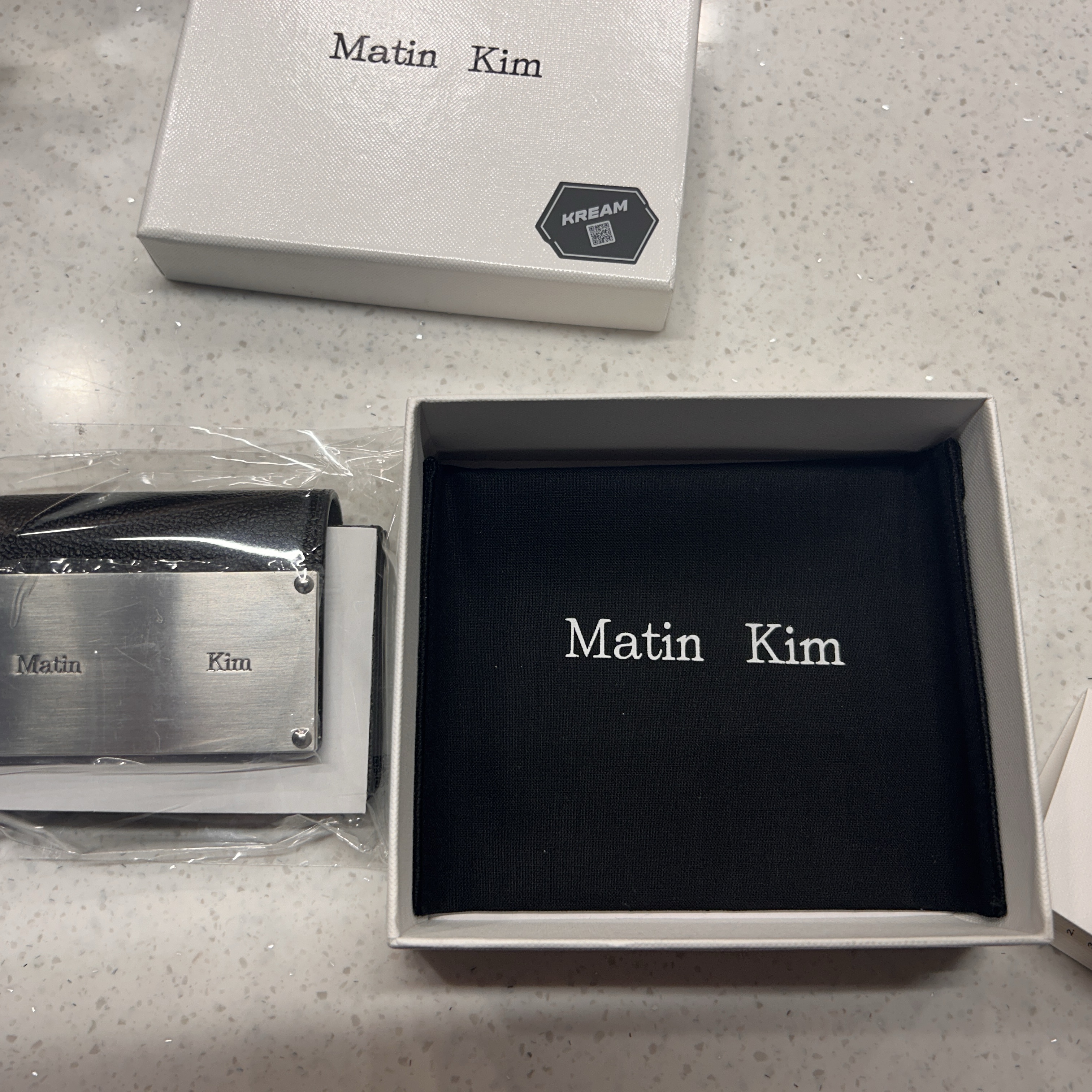 Matin Kim Accordion Wallet Black 착용 스타일