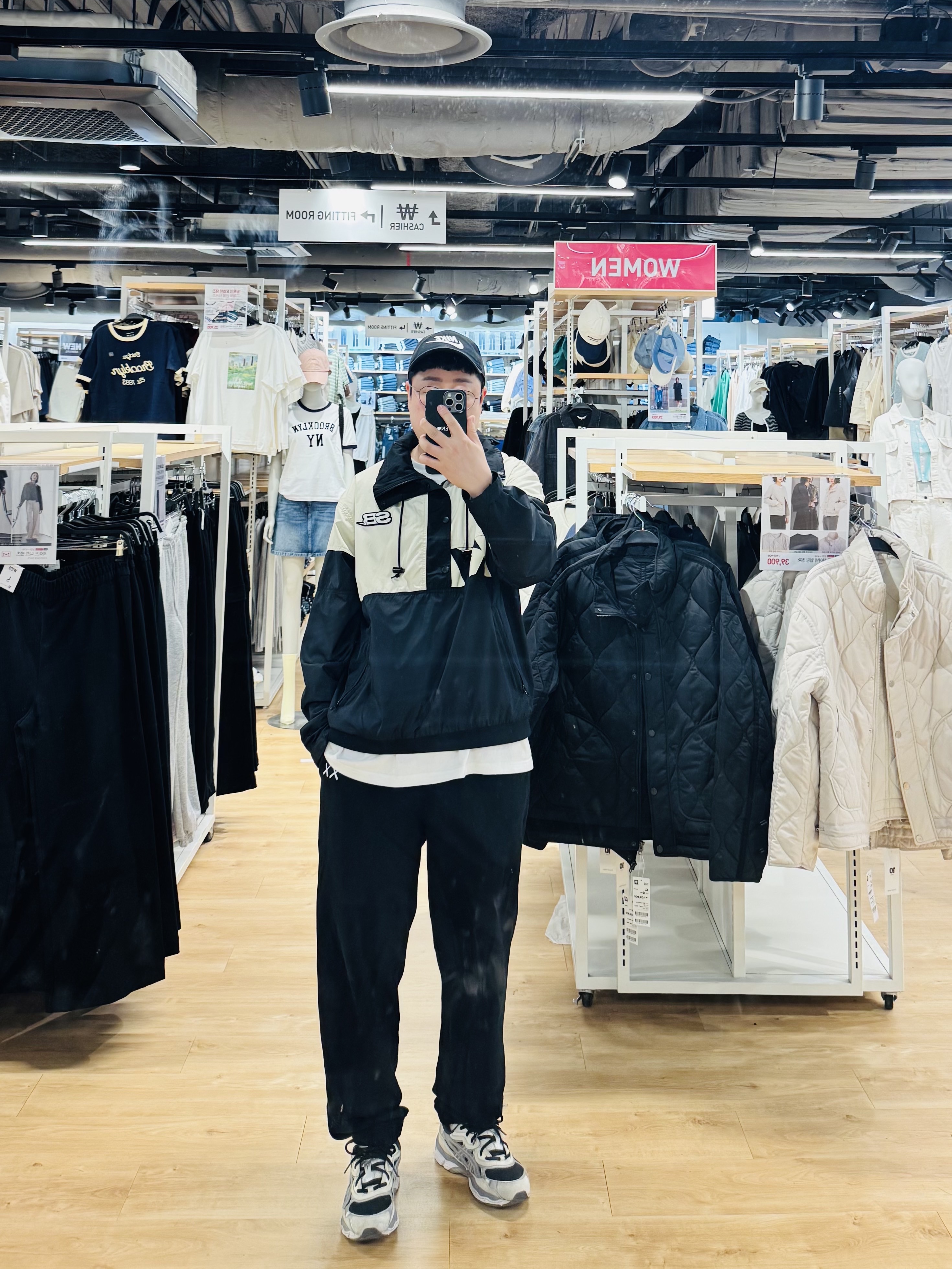 Nike Heritage 86 Futura Washed Cap Black White, Uniqlo UT x Kaws x Warhol Sweatpants Black 착용 스타일 - 1