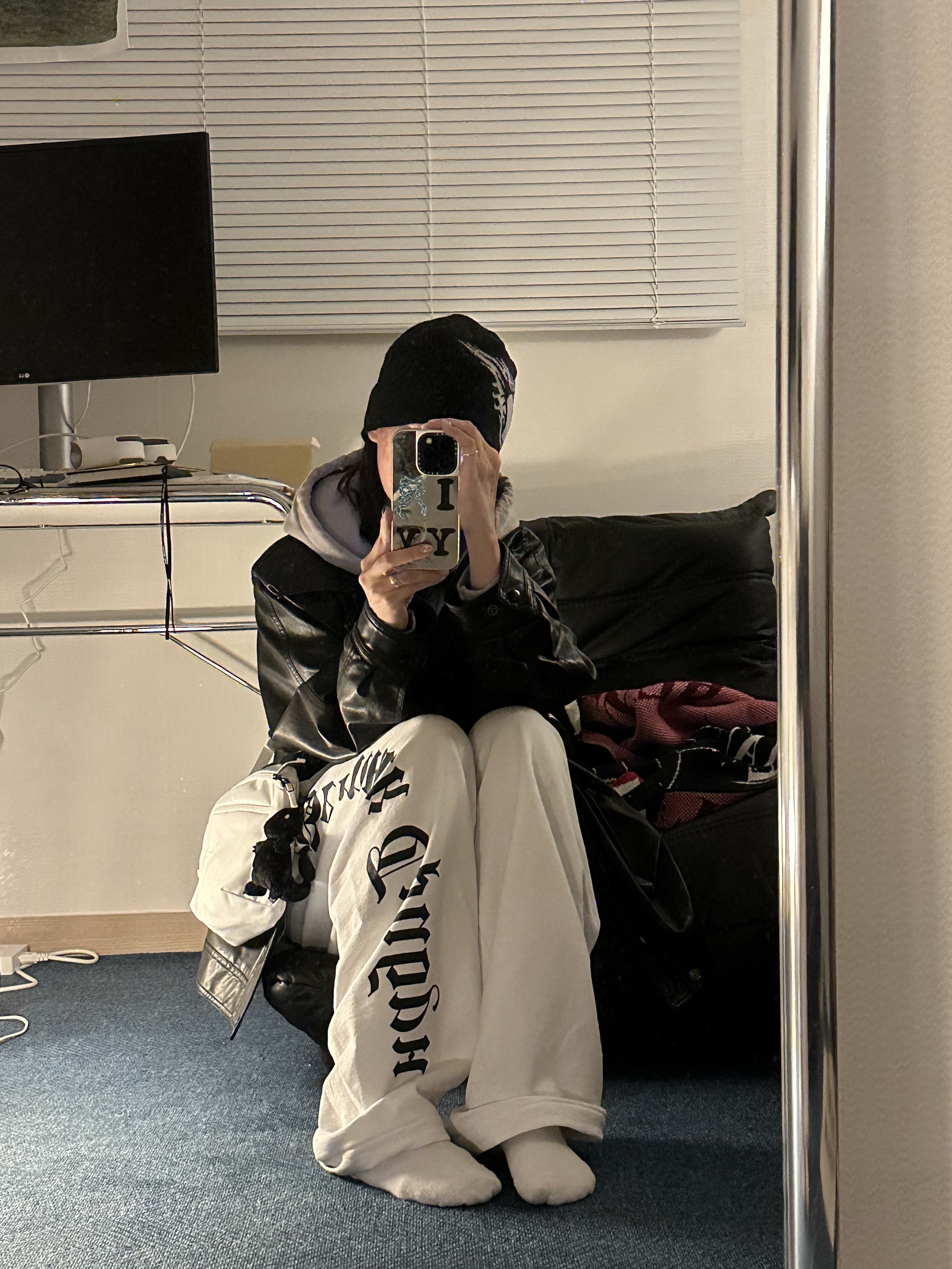 Yeezy x Gosha Rubchinskiy Tribune Herald HD-01 Hoodie Mocha, Yeezy x Gosha Rubchinskiy Tribune Herald SP-01 Pants White 착용 스타일 - 4