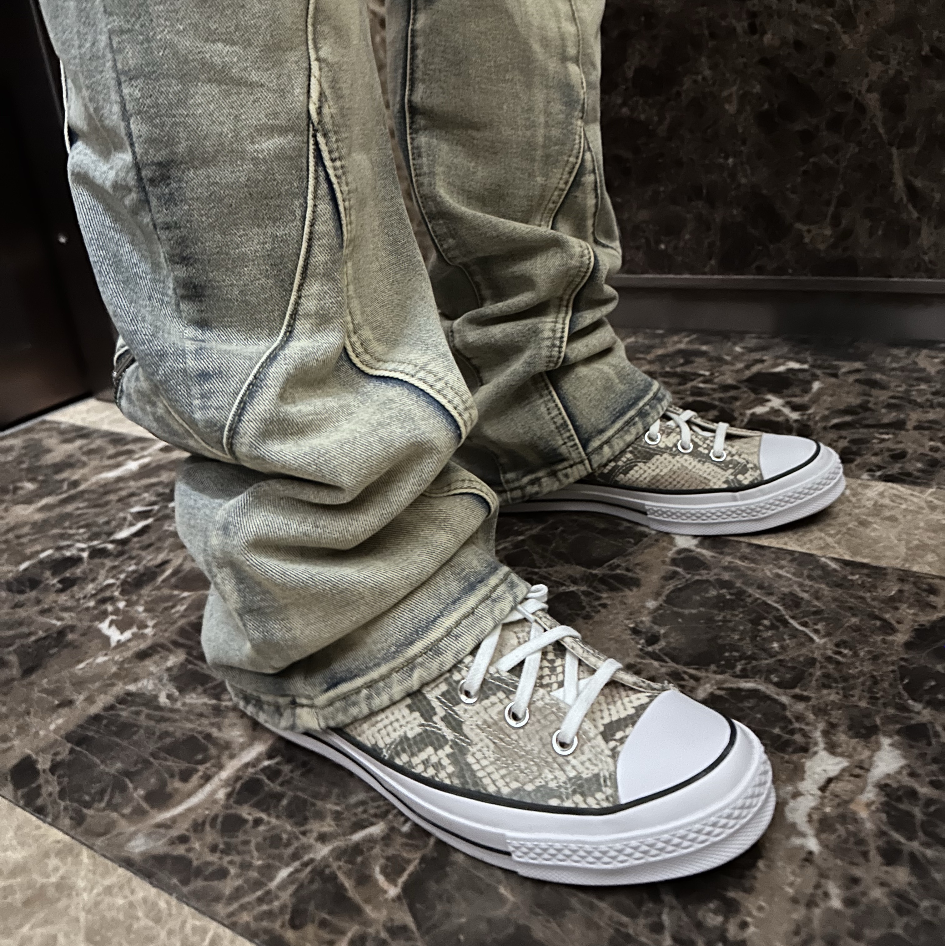 Converse x Stussy Chuck 70 High Leather Snakeskin 착용 스타일 - 2