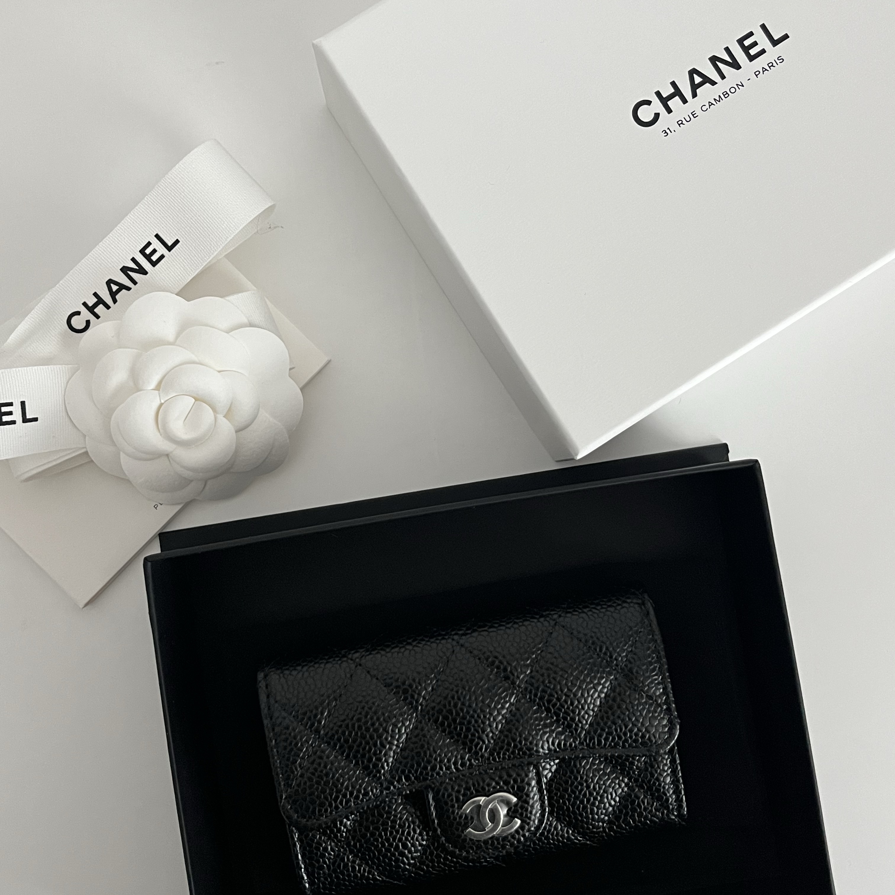 Chanel Classic Card Holder Grained Calfskin & Silver Black 착용 스타일