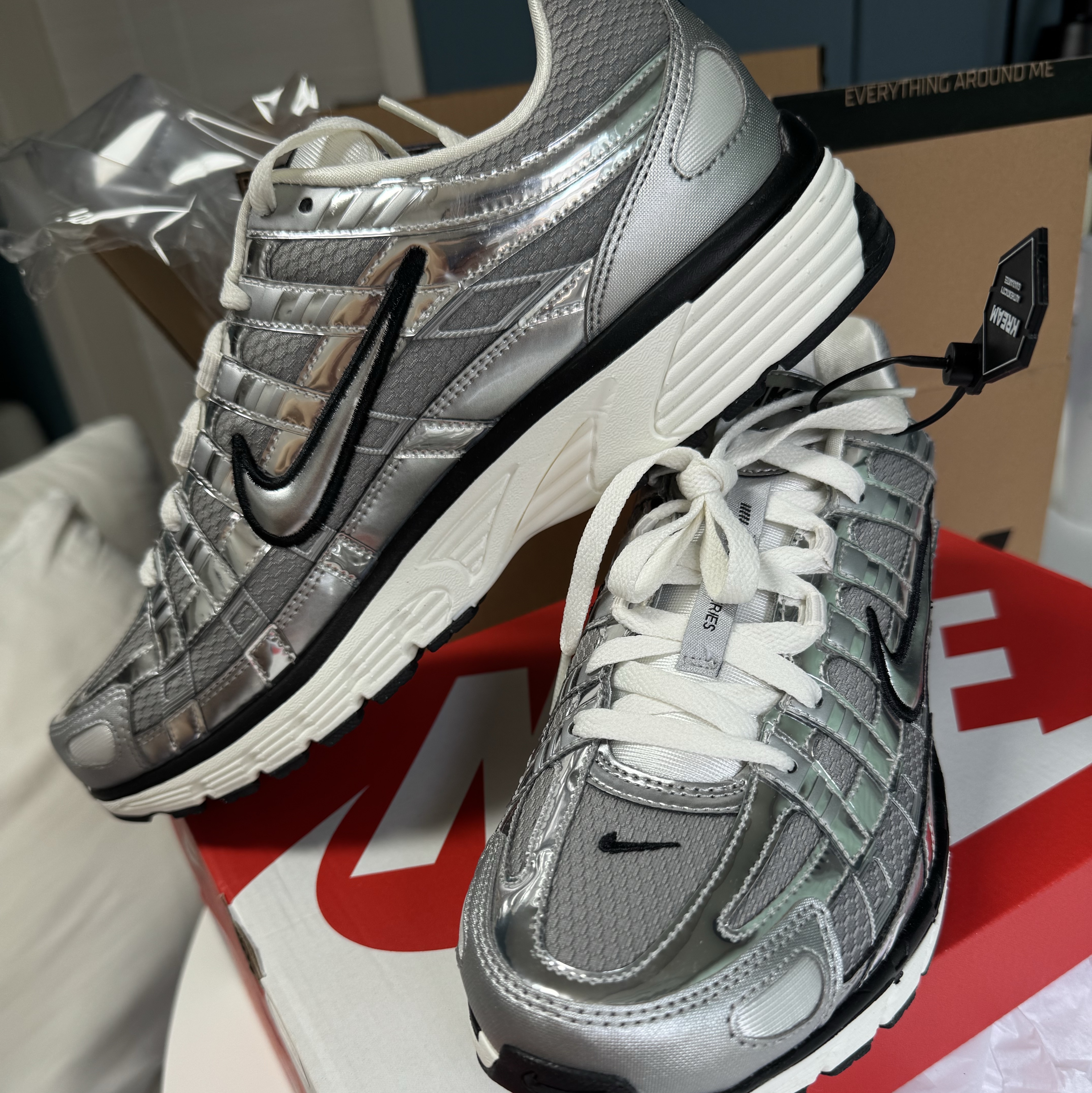 Nike P-6000 Metallic Silver 착용 스타일 - 1