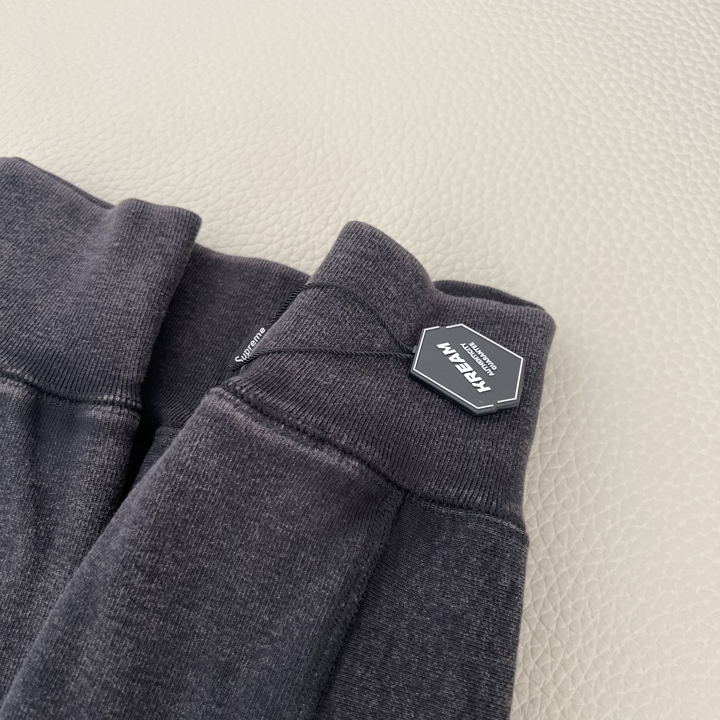 Supreme Washed Box Logo Crewneck Black - 25SS 착용 스타일 - 2