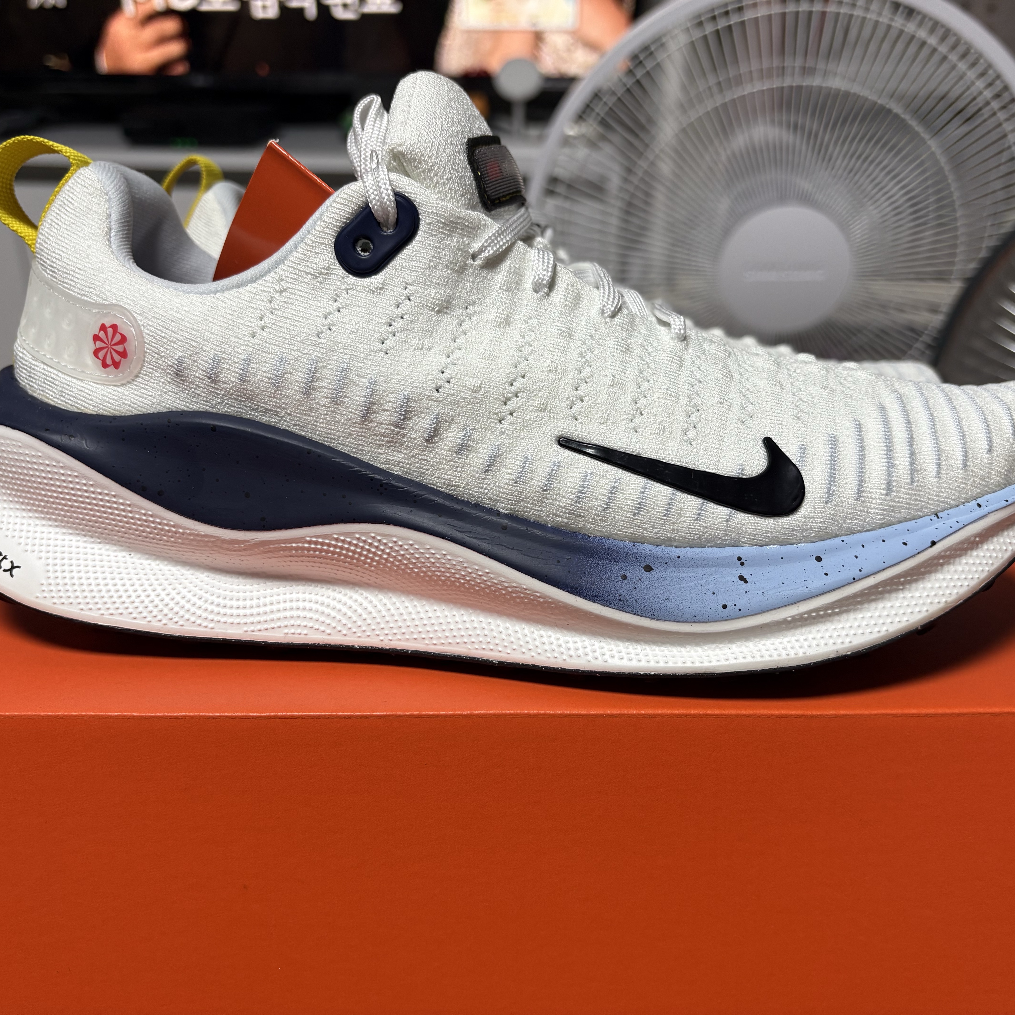 Nike ReactX Infinity Run 4 White Speed Red Speed Yellow Black 착용 스타일 - 3