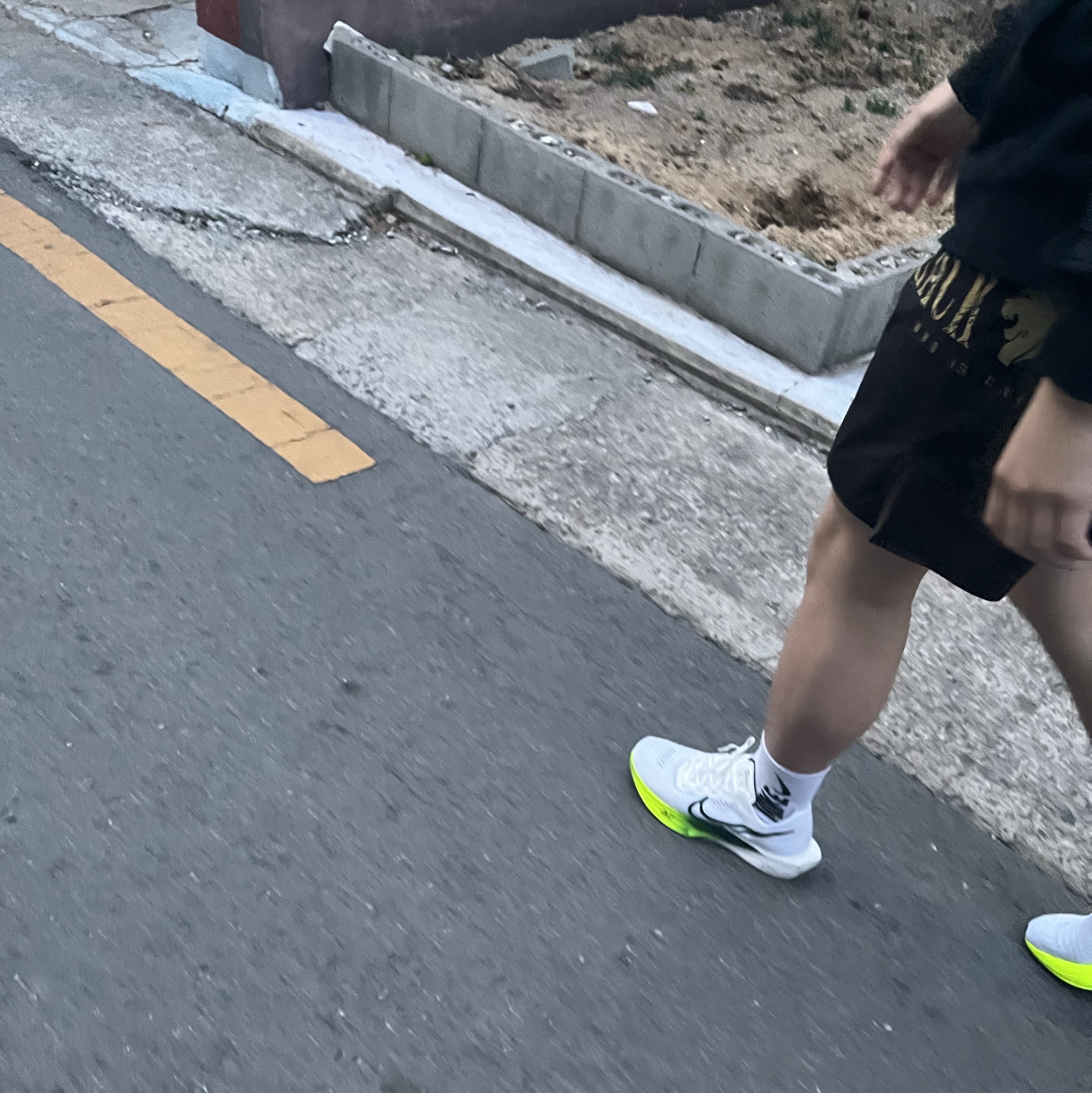 Nike ZoomX Vaporfly Next% 3 White Pro Green 착용 스타일