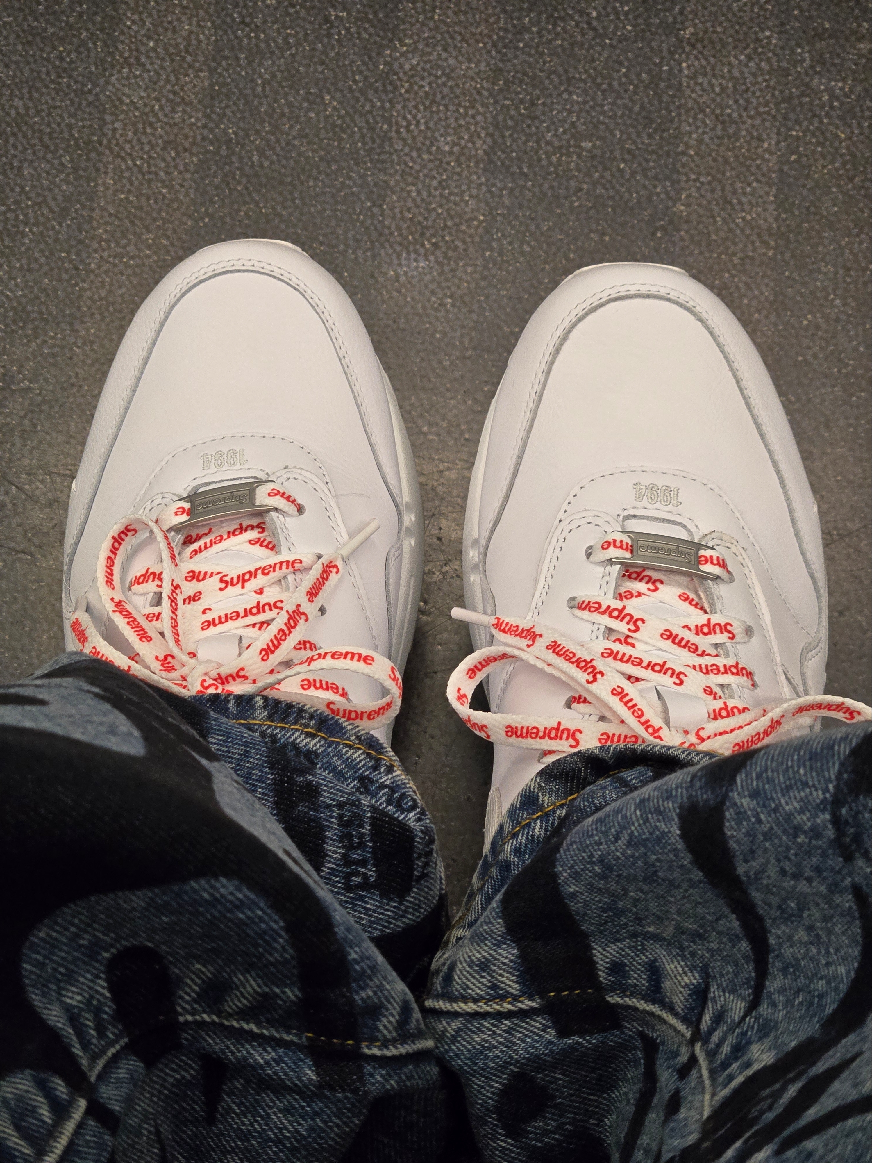 Nike x Supreme Air Max 1 '87 White - 25SS, Supreme Regular Jean Newspaper - 25SS 착용 스타일 - 2