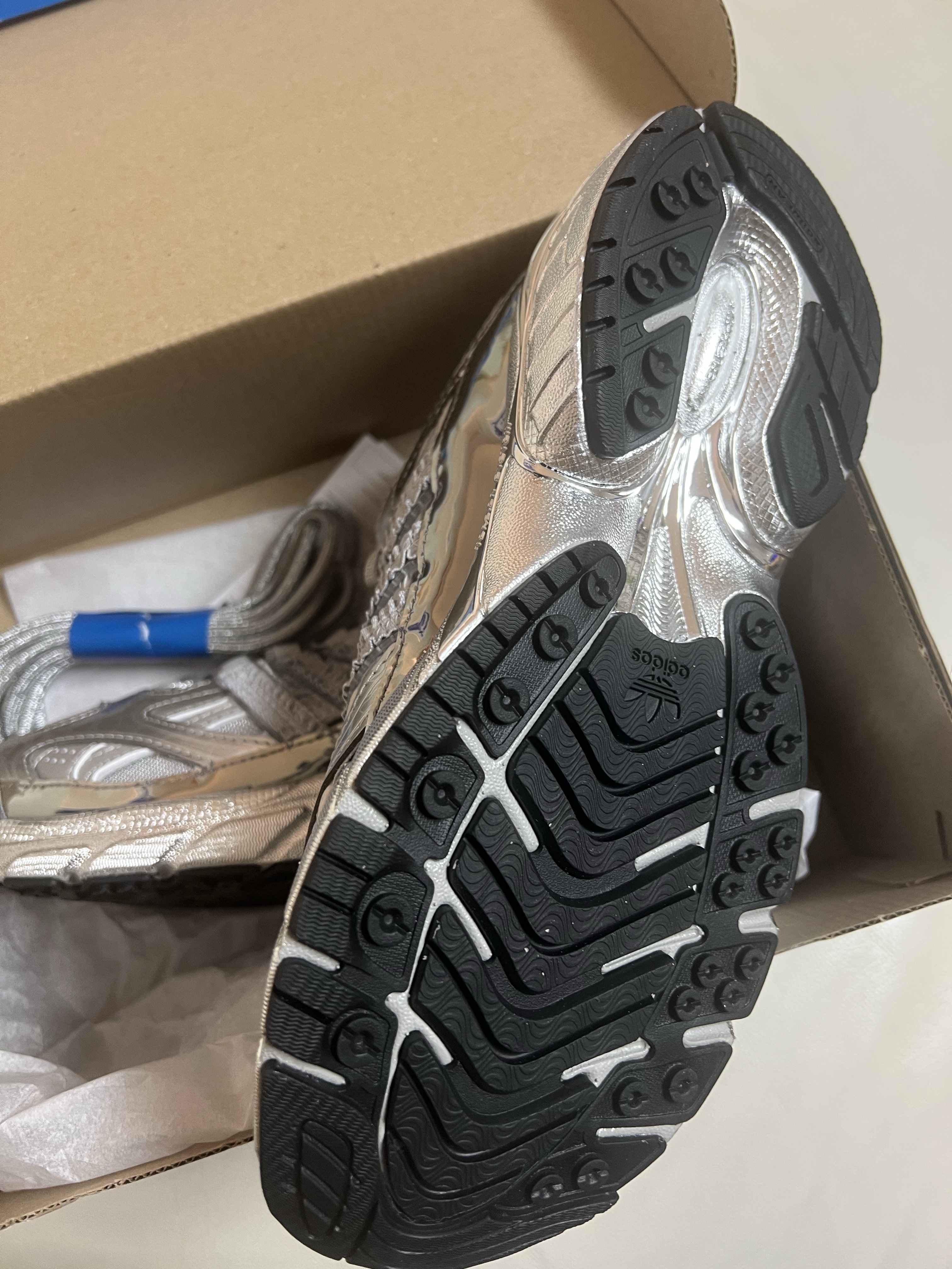 (W) Adidas Adistar Pose Silver Metallic Matte Silver, (W) Adidas x Taqwa Bint Ali Adistar Pose Iron Metallic 착용 스타일 - 10