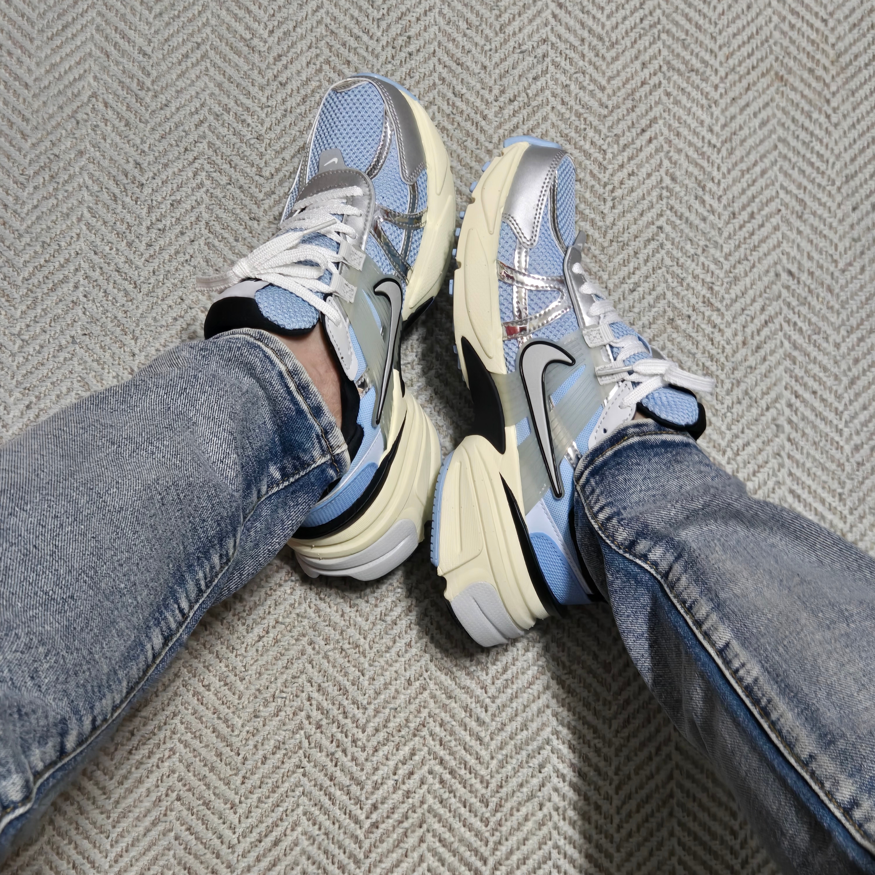 (W) Nike V2K Run Psychic Blue Black 착용 스타일 - 3