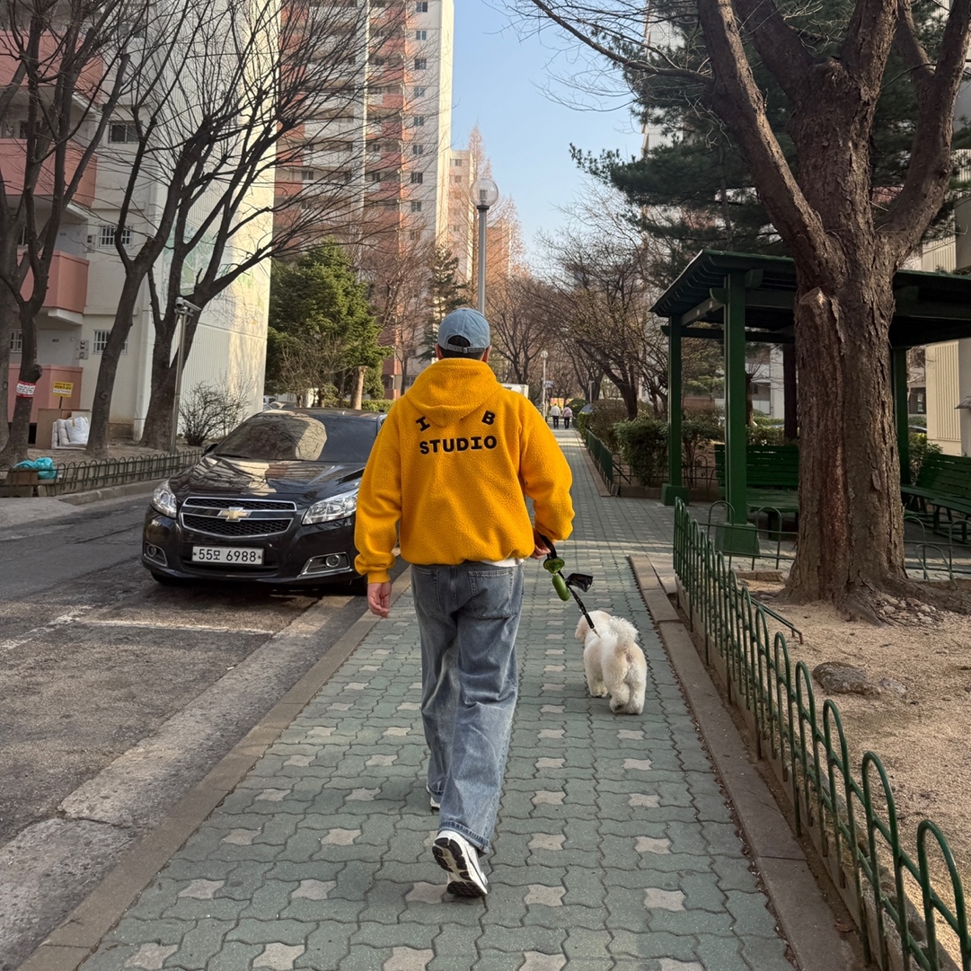 IAB Studio x LMC Boa Fleece Hoodie Yellow 착용 스타일