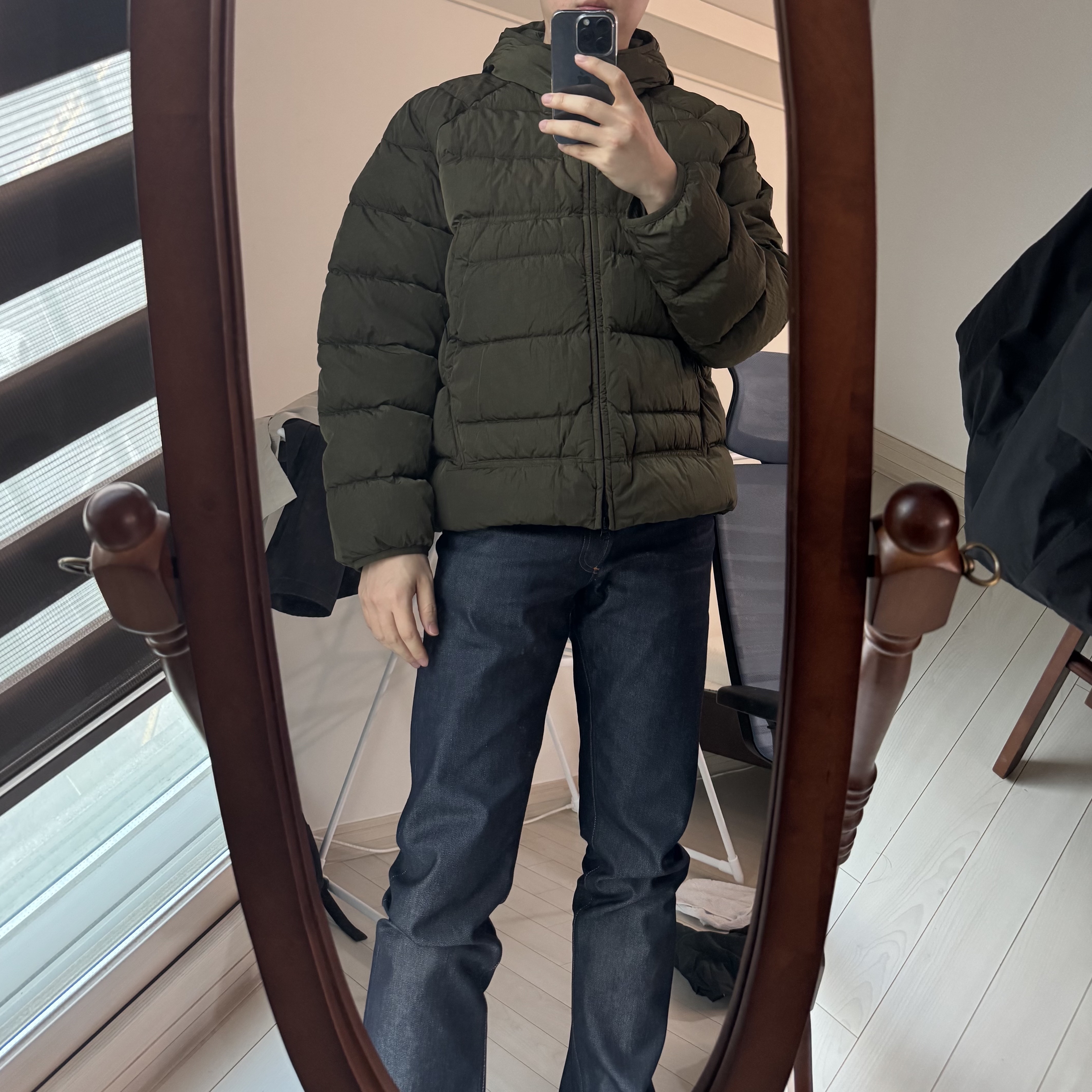 C.P. Company Eco-Chrome R Hooded Down Goggle Jacket Ivy Green - 23FW, A.P.C. Petit Standard Jeans Indigo 착용 스타일