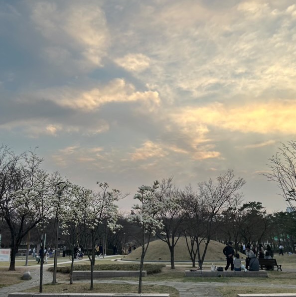 스톤 아일랜드 101WN 브러쉬드 코튼 캔버스 올드이펙트 오버셔츠 라이트 그레이 - 22FW, 버버리 로고 프린트 나일론 크로스바디백 블랙 착용 스타일 - 2
