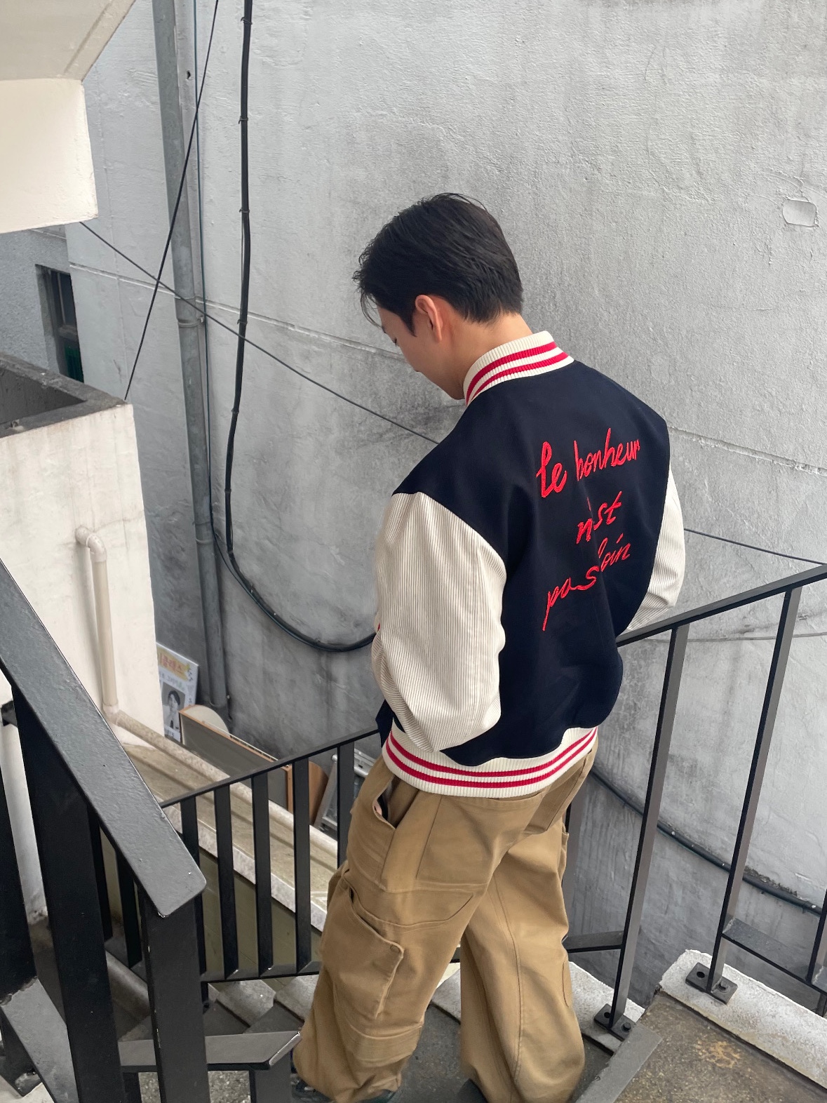 STU Embroidery Wool Stripe Varsity Navy 착용 스타일 - 1