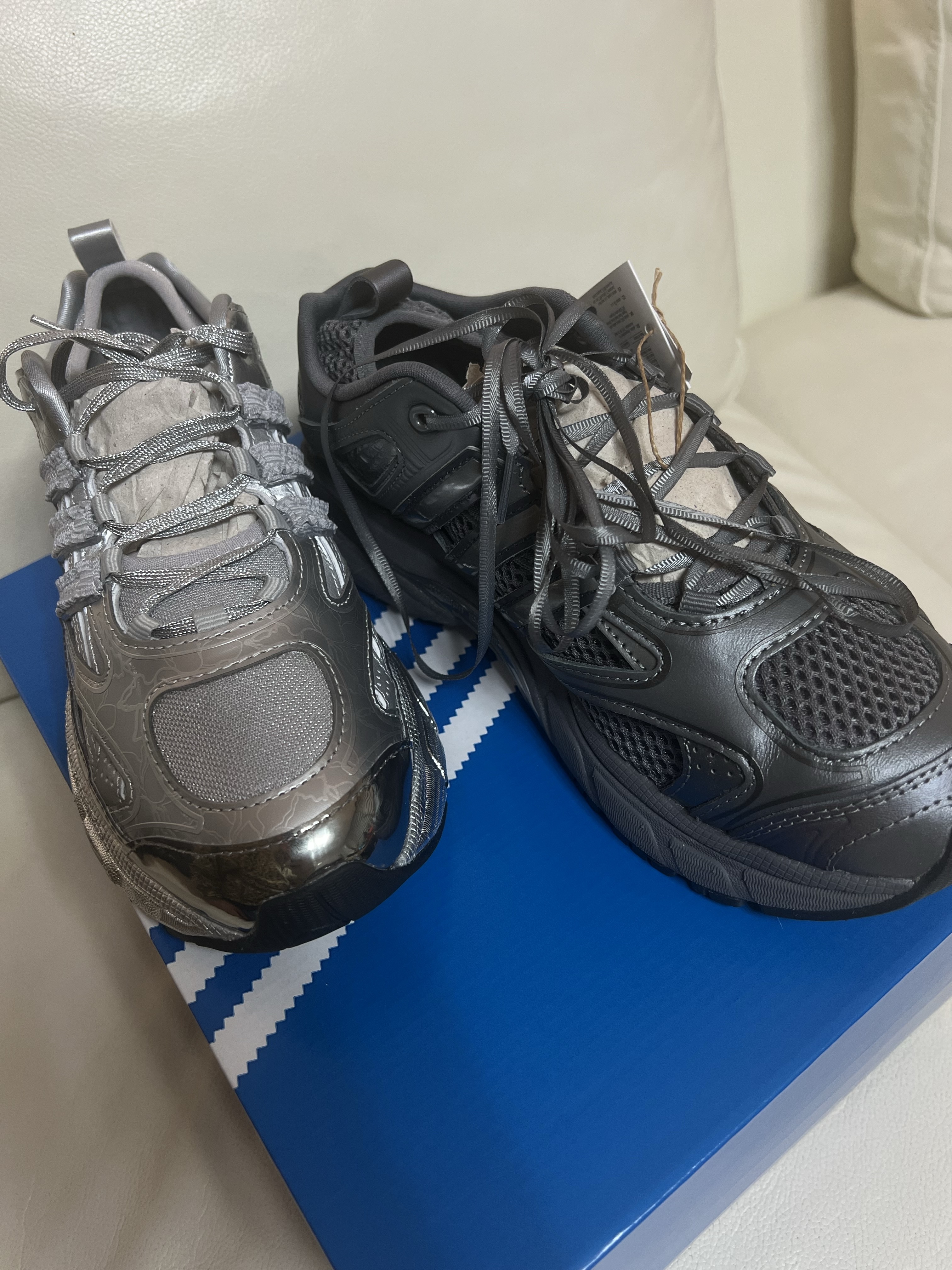 (W) Adidas Adistar Pose Silver Metallic Matte Silver, (W) Adidas x Taqwa Bint Ali Adistar Pose Iron Metallic 착용 스타일 - 4