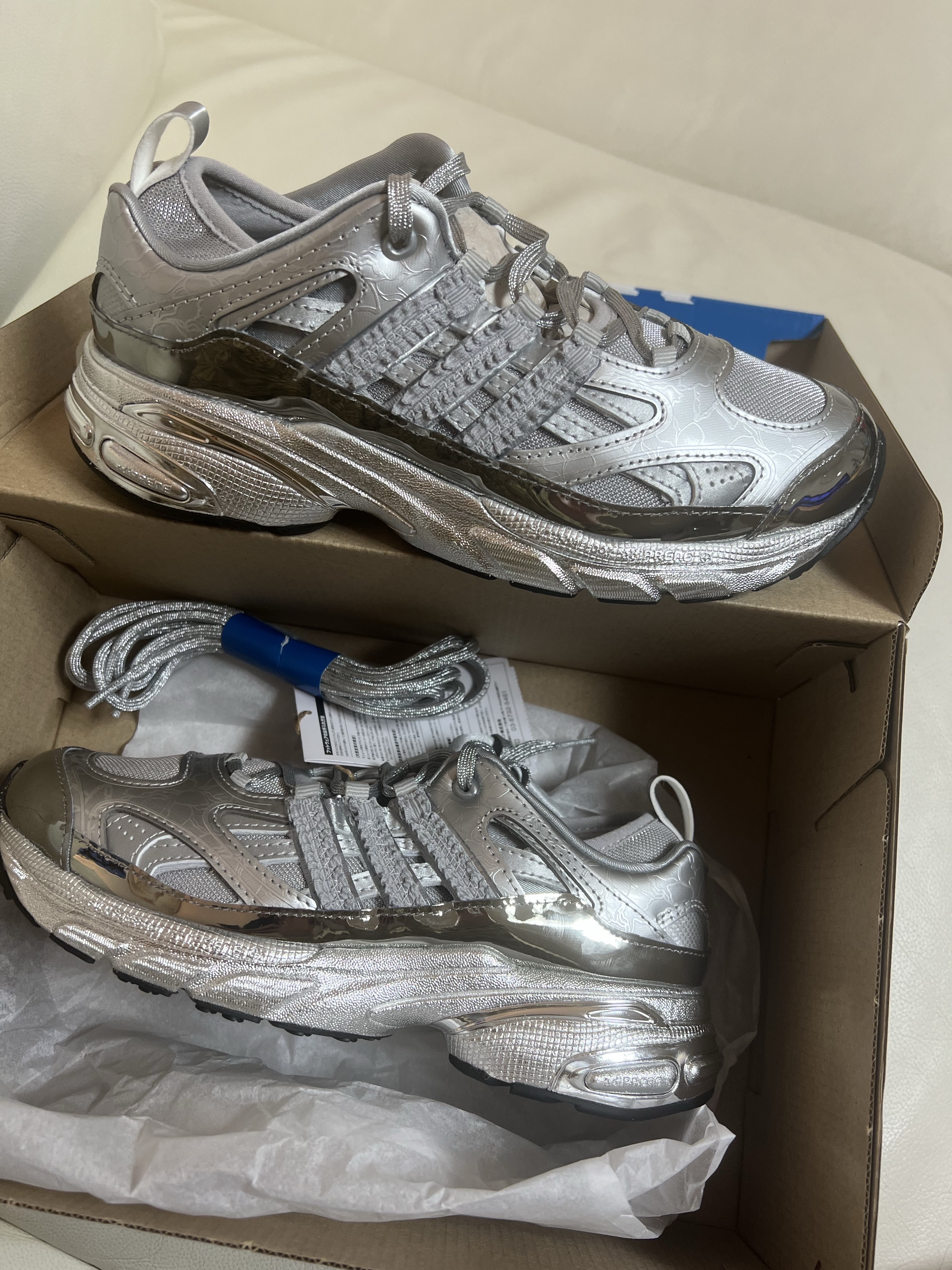 (W) Adidas Adistar Pose Silver Metallic Matte Silver, (W) Adidas x Taqwa Bint Ali Adistar Pose Iron Metallic 착용 스타일 - 7