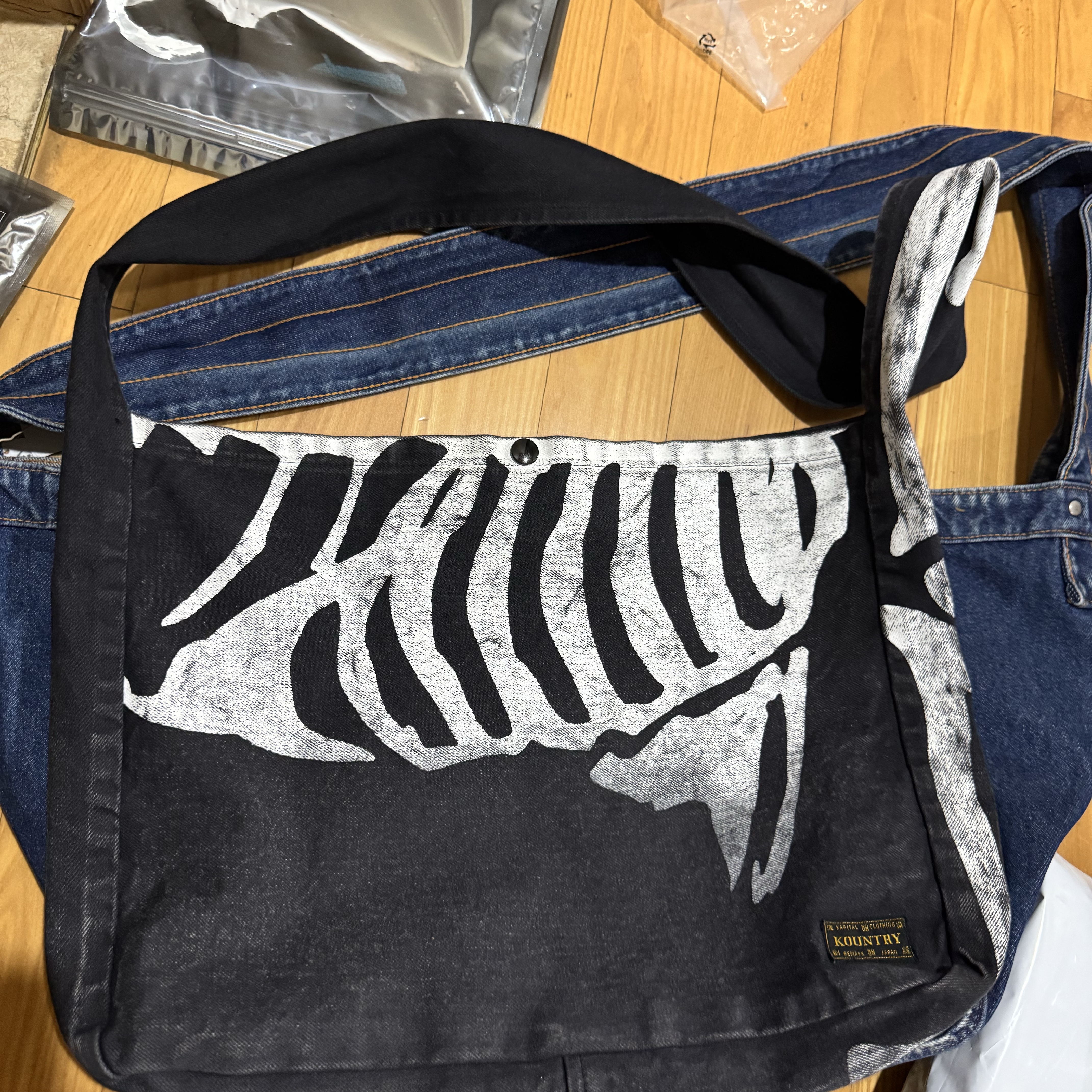 Kapital 13 oz. Denim News Paper Bag Guiding Light Processing, Kapital 14 oz. Denim Bone Print Book Bag Black 착용 스타일 - 3