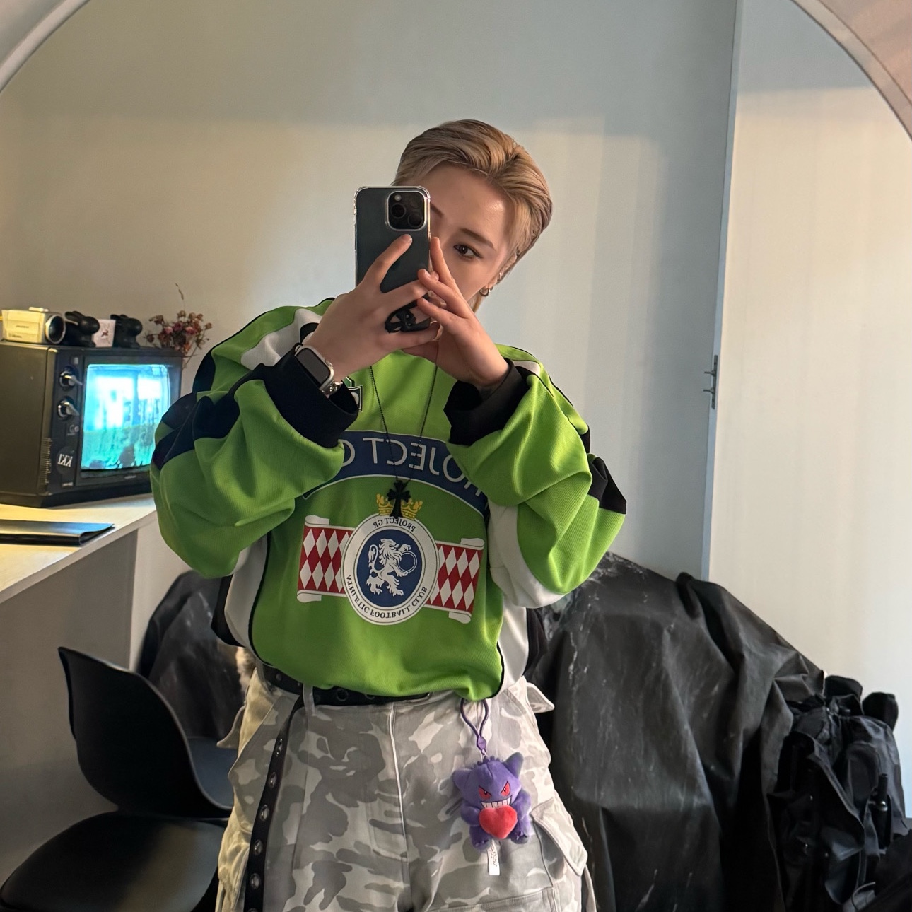 Farfromwhat Far Camo Cargo Pants White, Project G/R Long Sleeve Football Jersey Green 착용 스타일 - 1