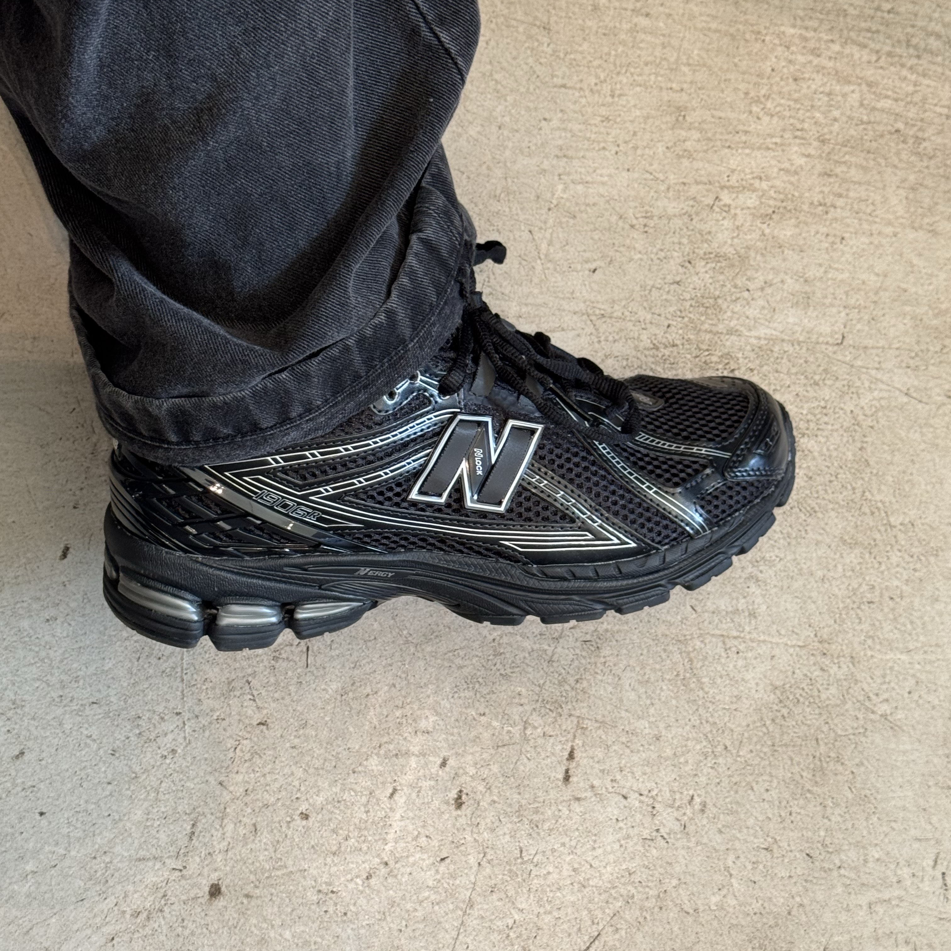 New Balance 1906R Black Silver Metallic 착용 스타일 - 2
