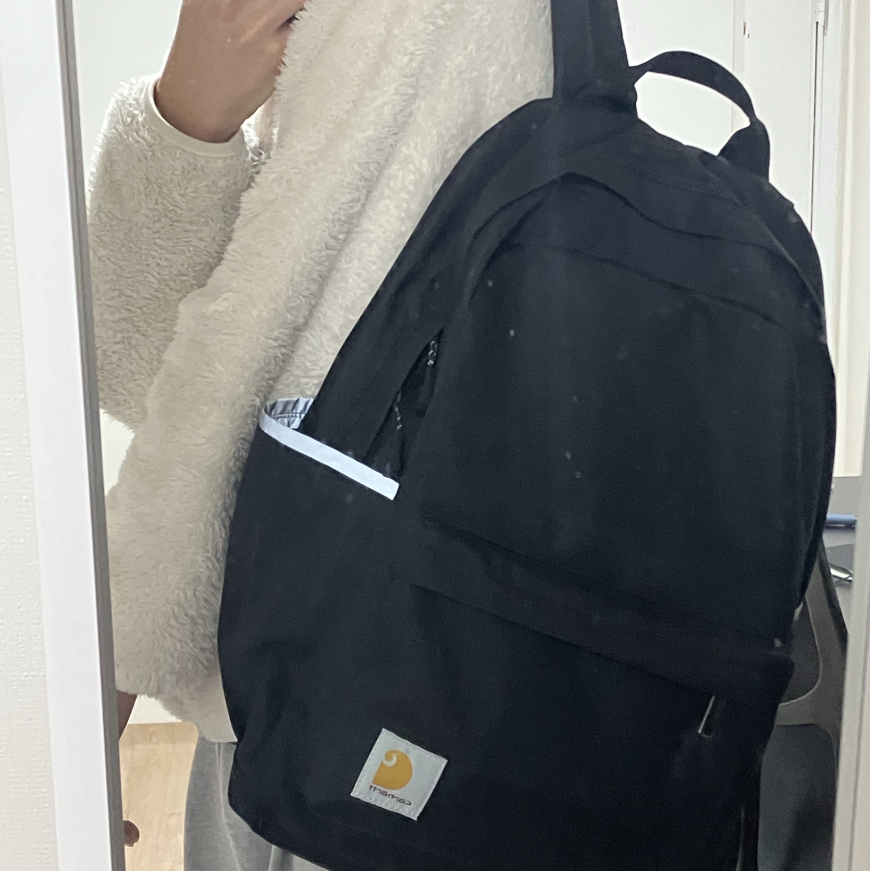 칼하트 21L 클래식 백팩 블랙 착용 스타일