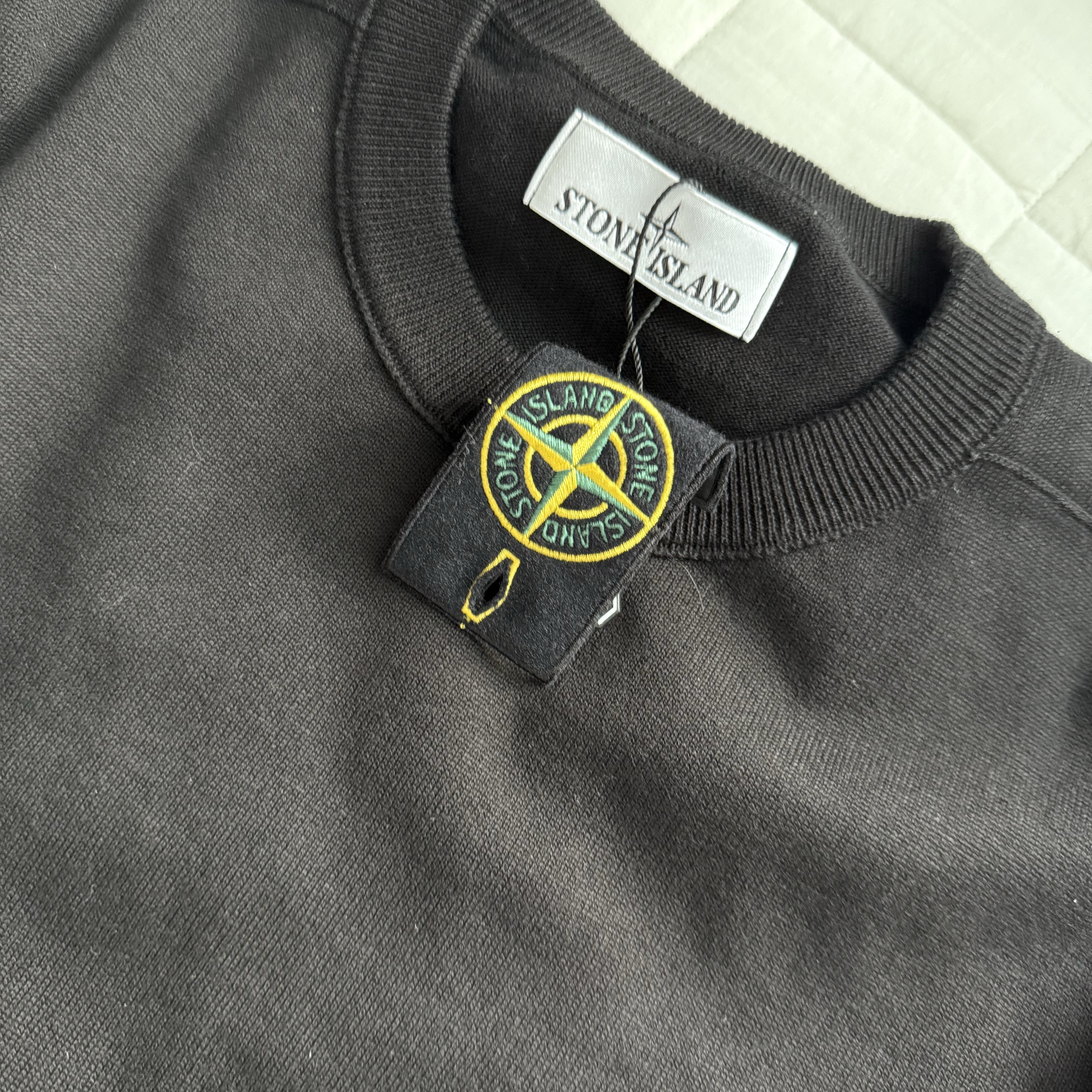 Stone Island 5100053 Soft Organic Cotton Small Roll Details Crewneck Sweater Black - 25SS 착용 스타일