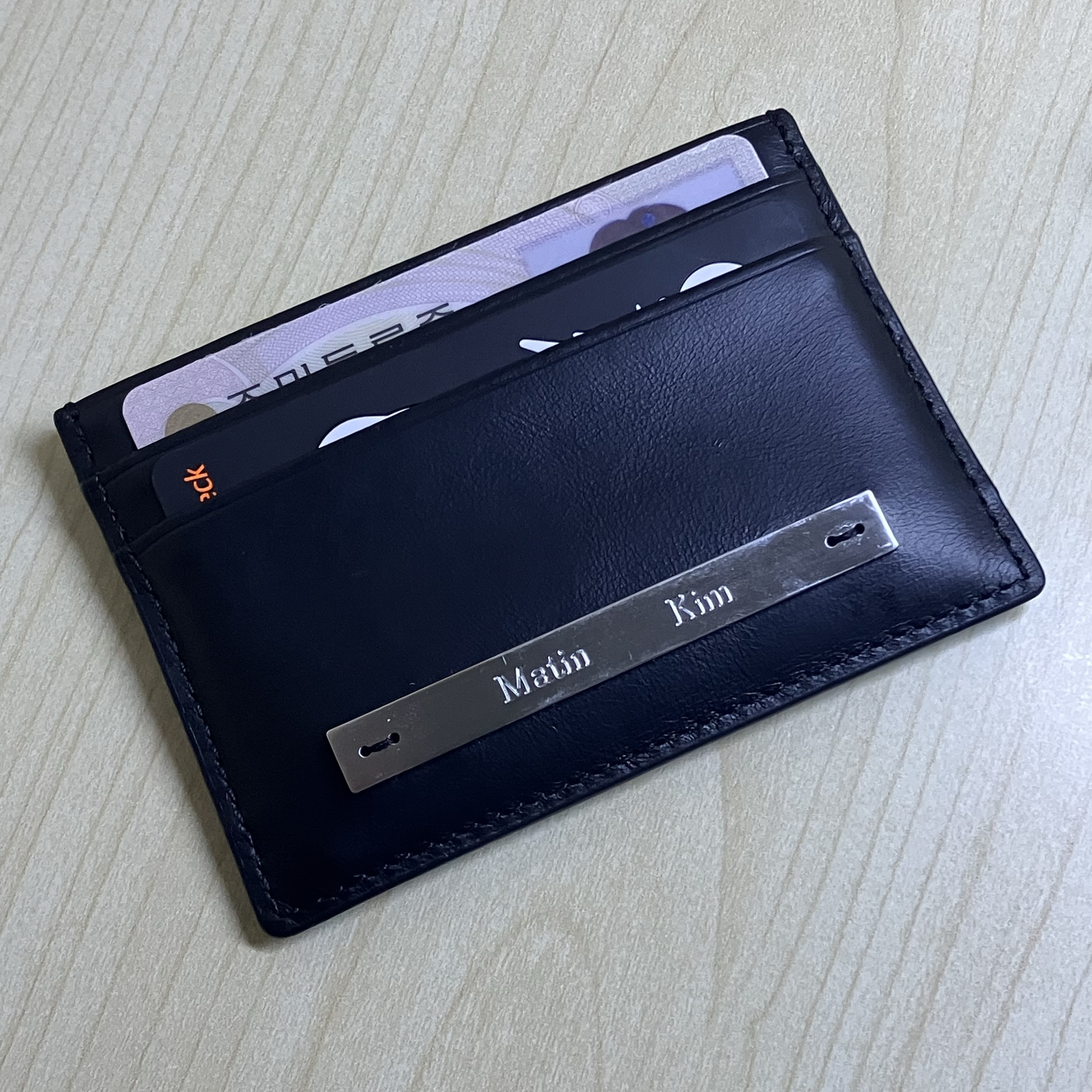 Matin Kim Vintage Card Wallet Black 착용 스타일