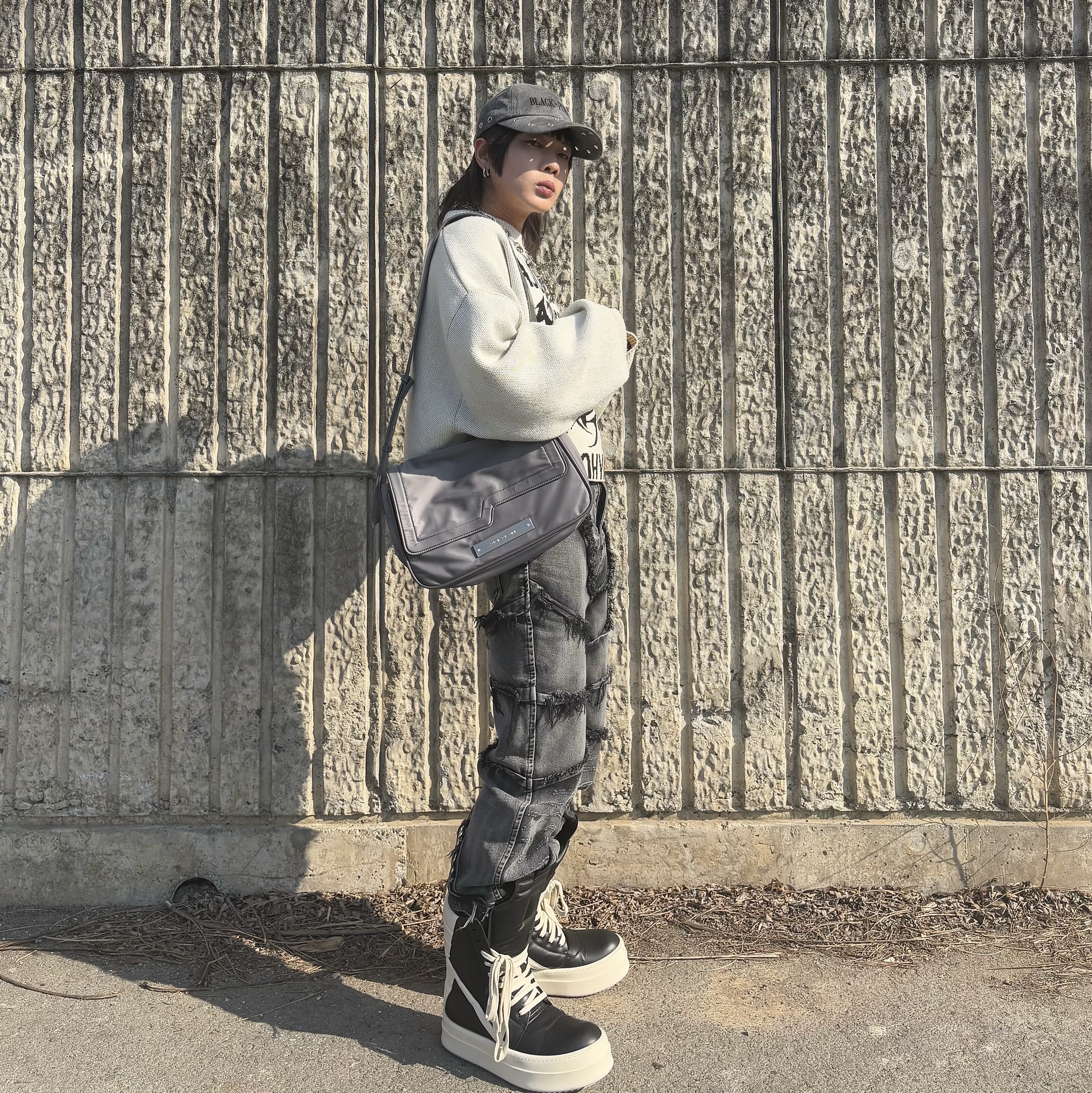 Rick Owens Mega Bumper Geobasket Black Milk, AJOBYAJO PBA Total Logo Cropped Sweater IVORY 착용 스타일 - 2