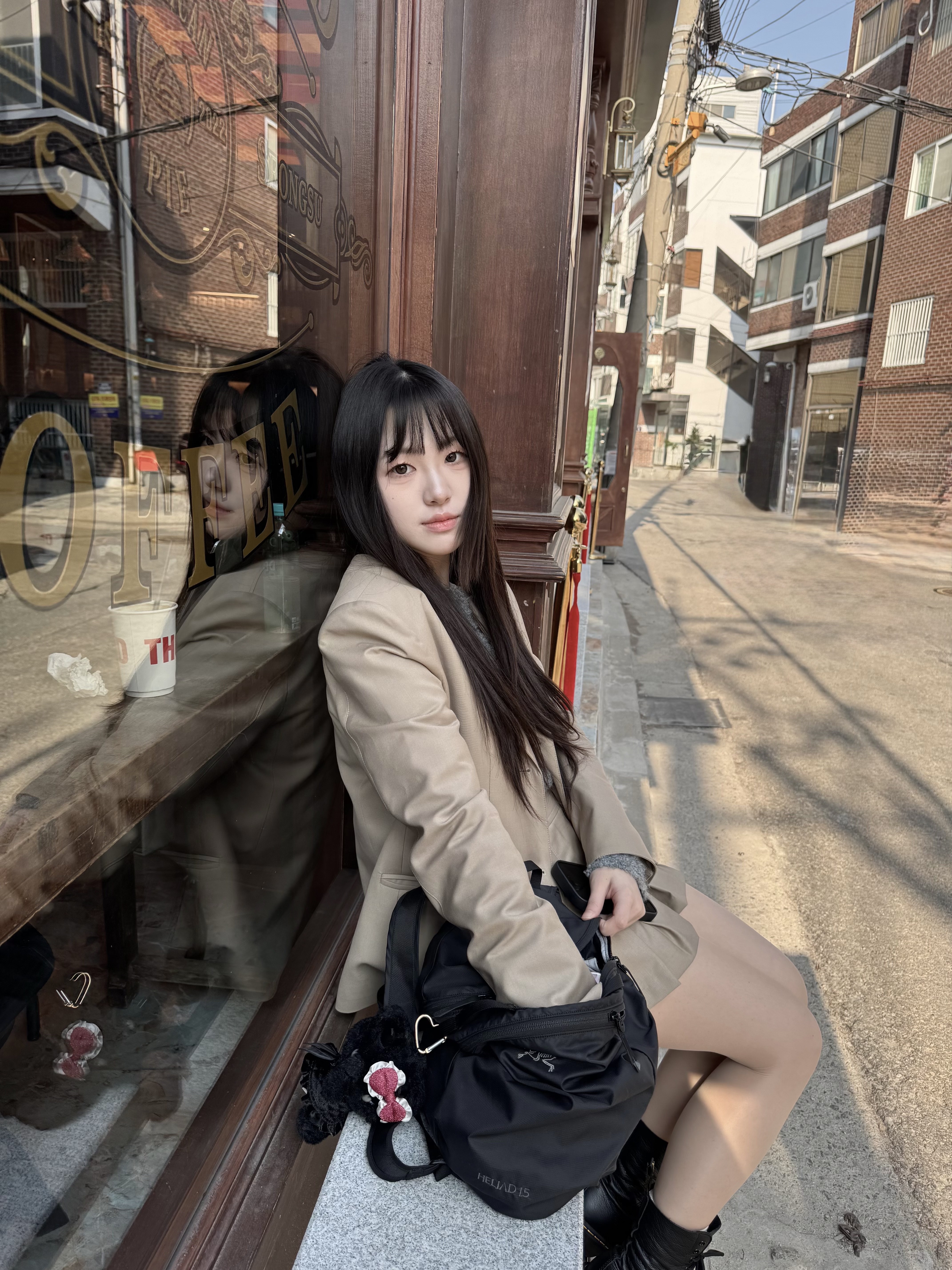 Dr. Martens Women 1490 Virginia Black, Arc'teryx Heliad 15 Backpack Black 착용 스타일 - 4